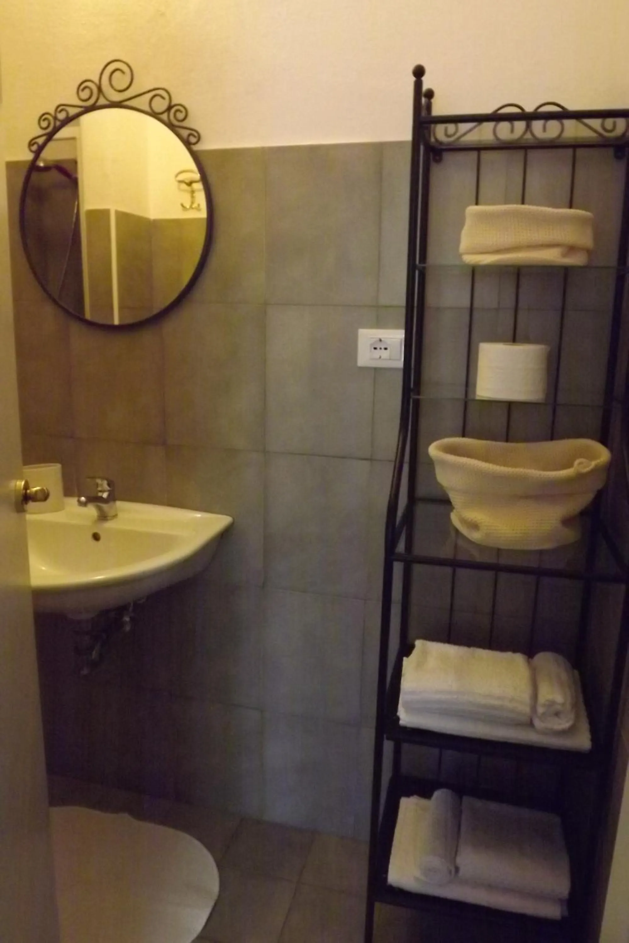 Bathroom in B&B Il Tempo Del Vento in front of the Castle