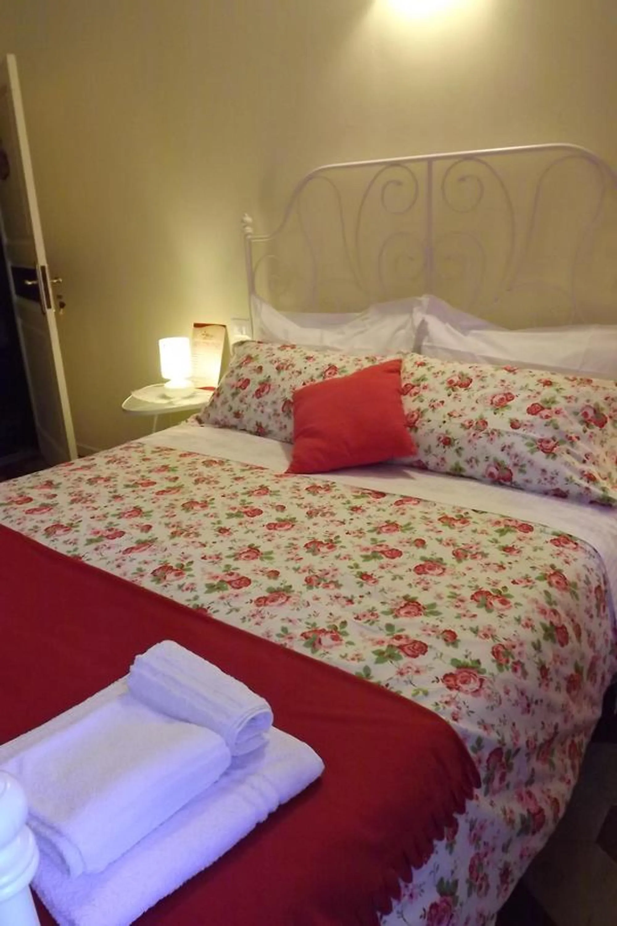 Bed in B&B Il Tempo Del Vento in front of the Castle