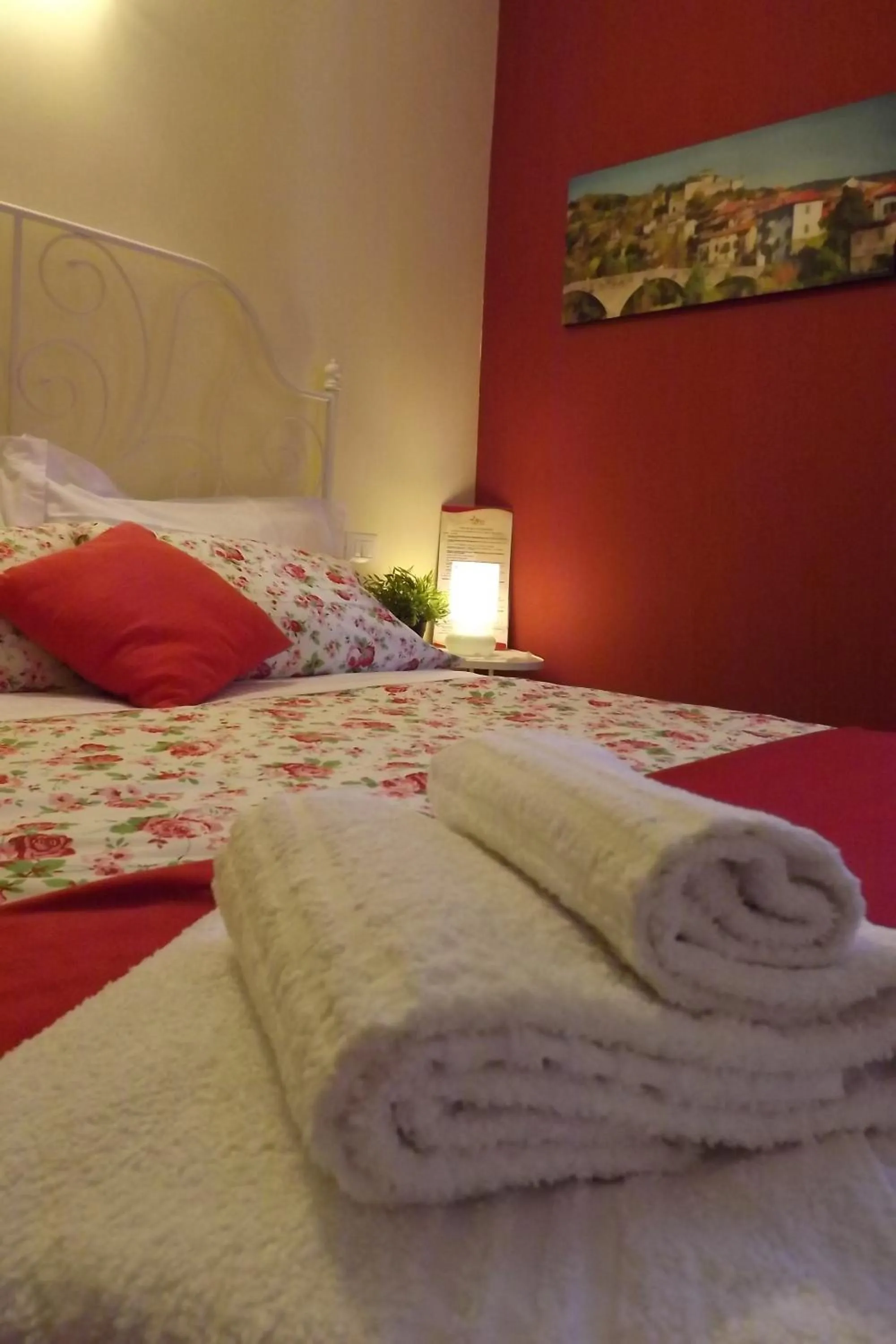 Bed in B&B Il Tempo Del Vento in front of the Castle