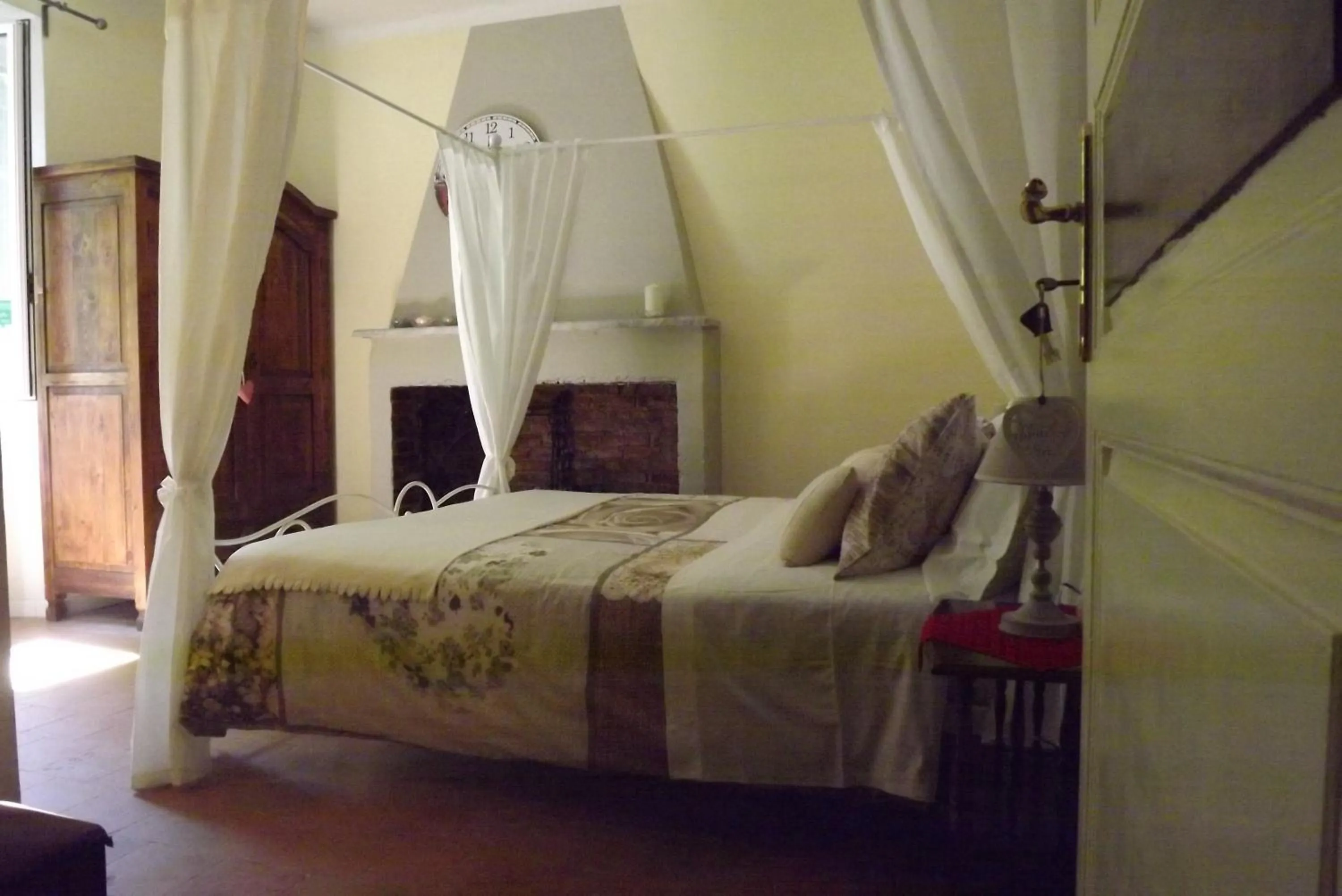 Bed in B&B Il Tempo Del Vento in front of the Castle