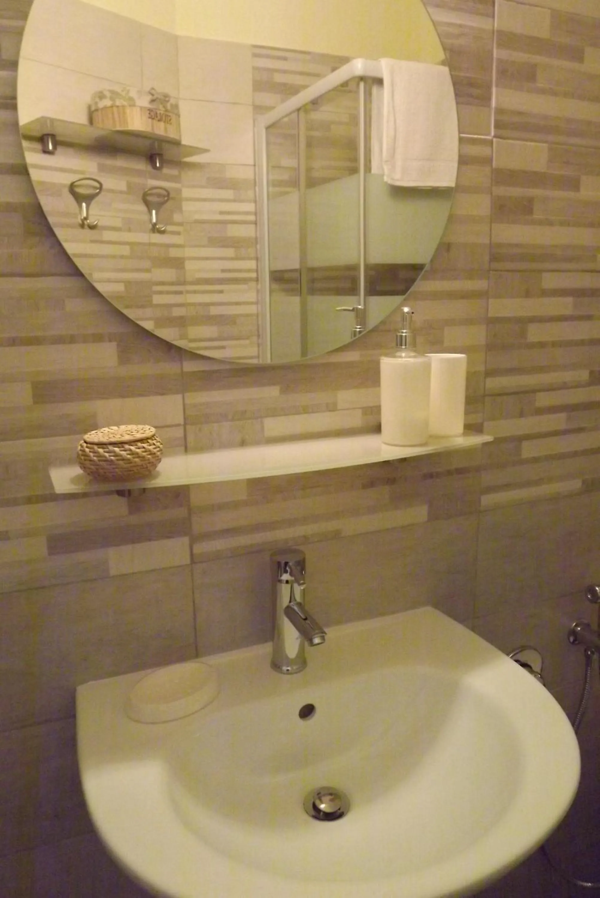 Shower in B&B Il Tempo Del Vento in front of the Castle