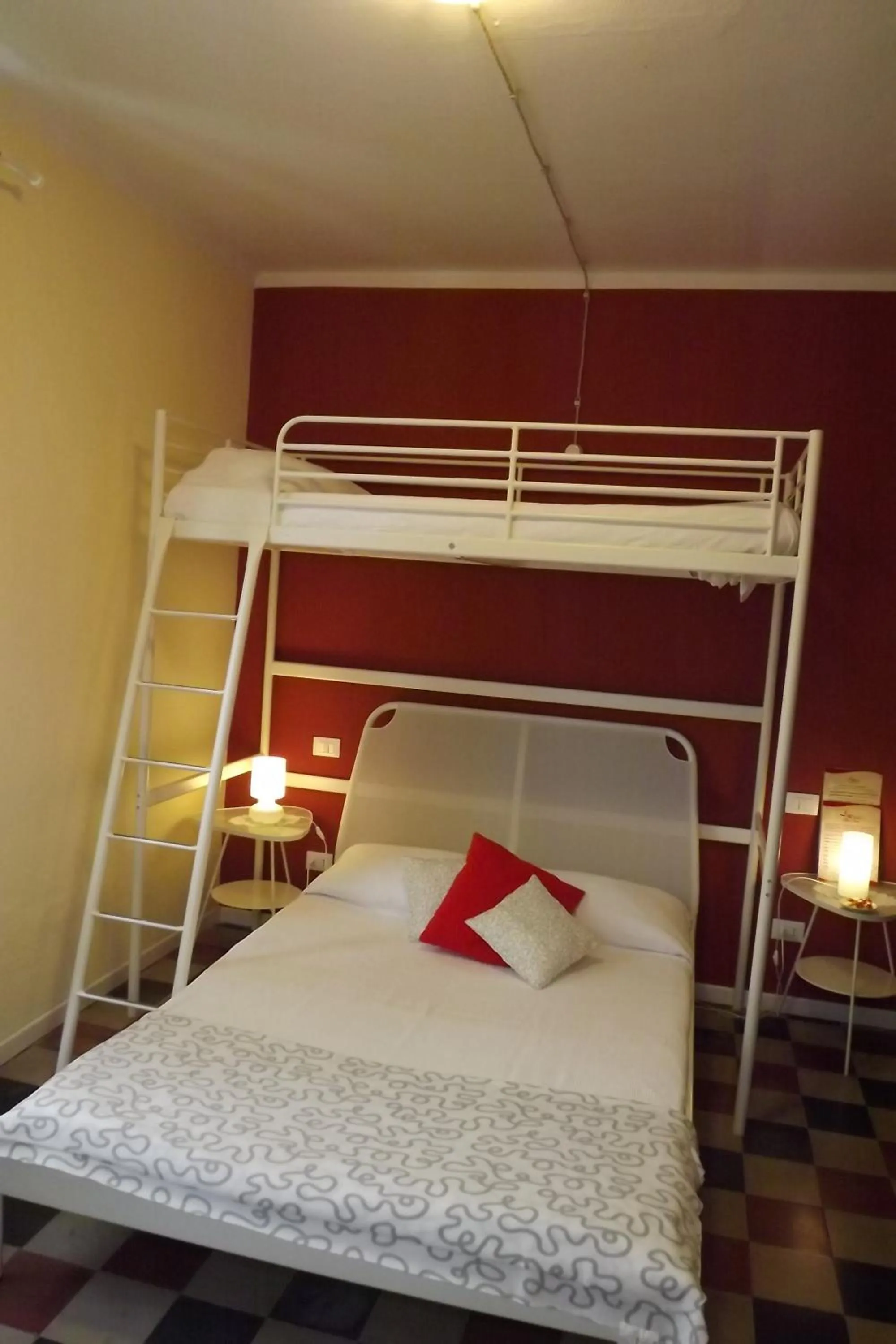 Bed in B&B Il Tempo Del Vento in front of the Castle