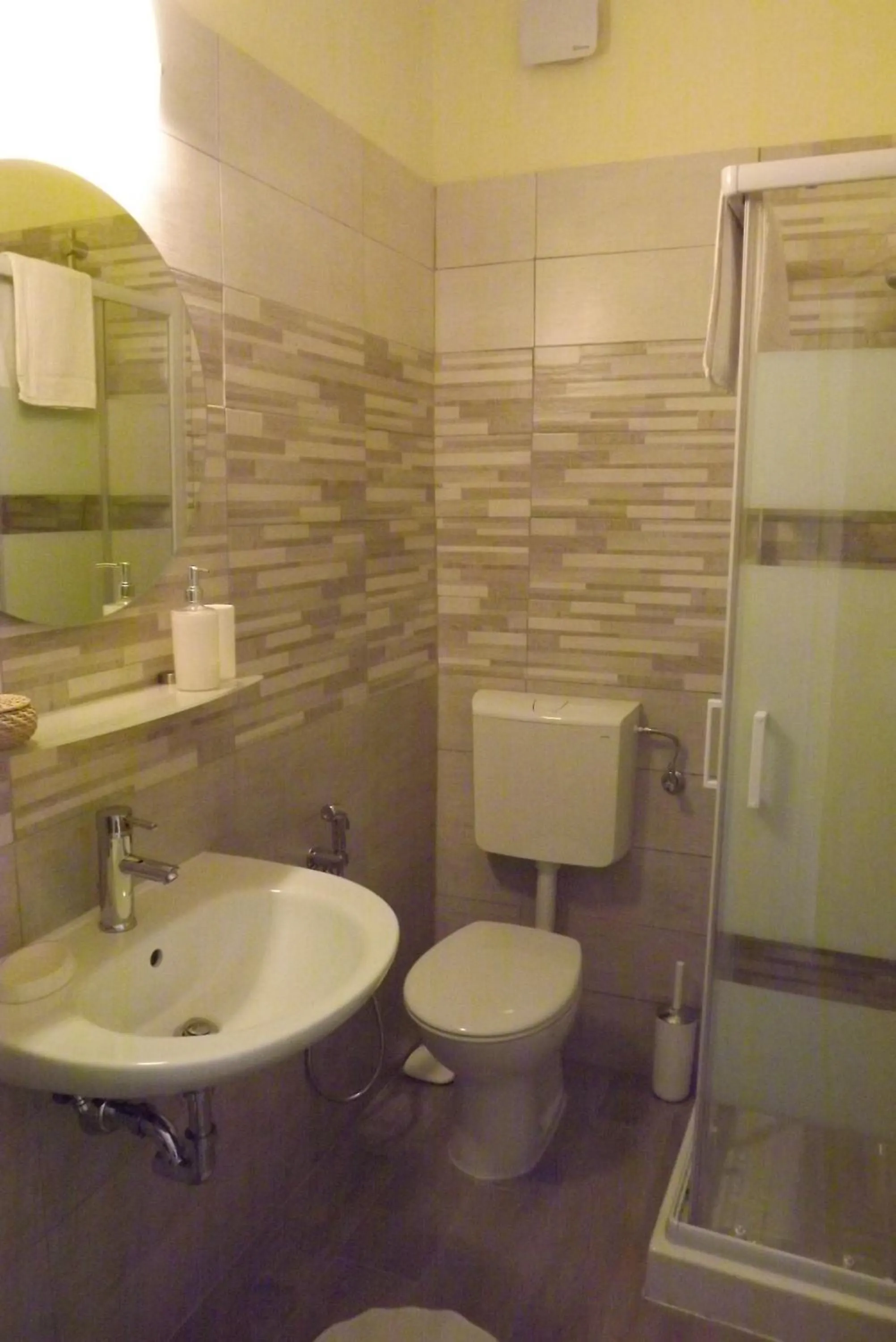 Shower in B&B Il Tempo Del Vento in front of the Castle