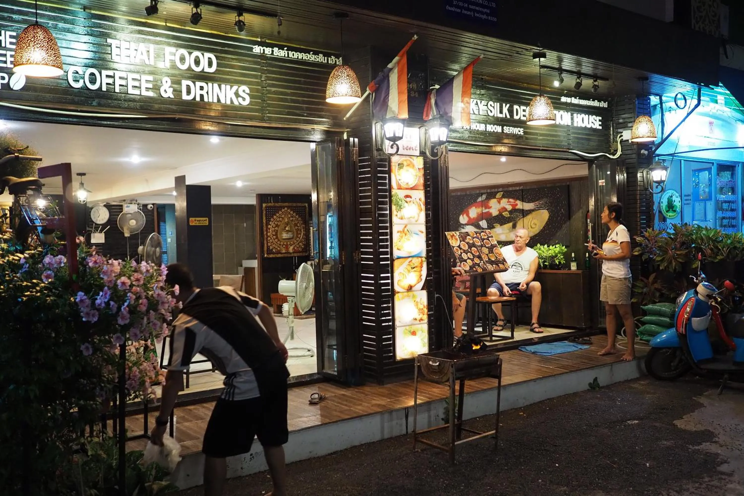 Facade/entrance in Sky Silk Decoration House