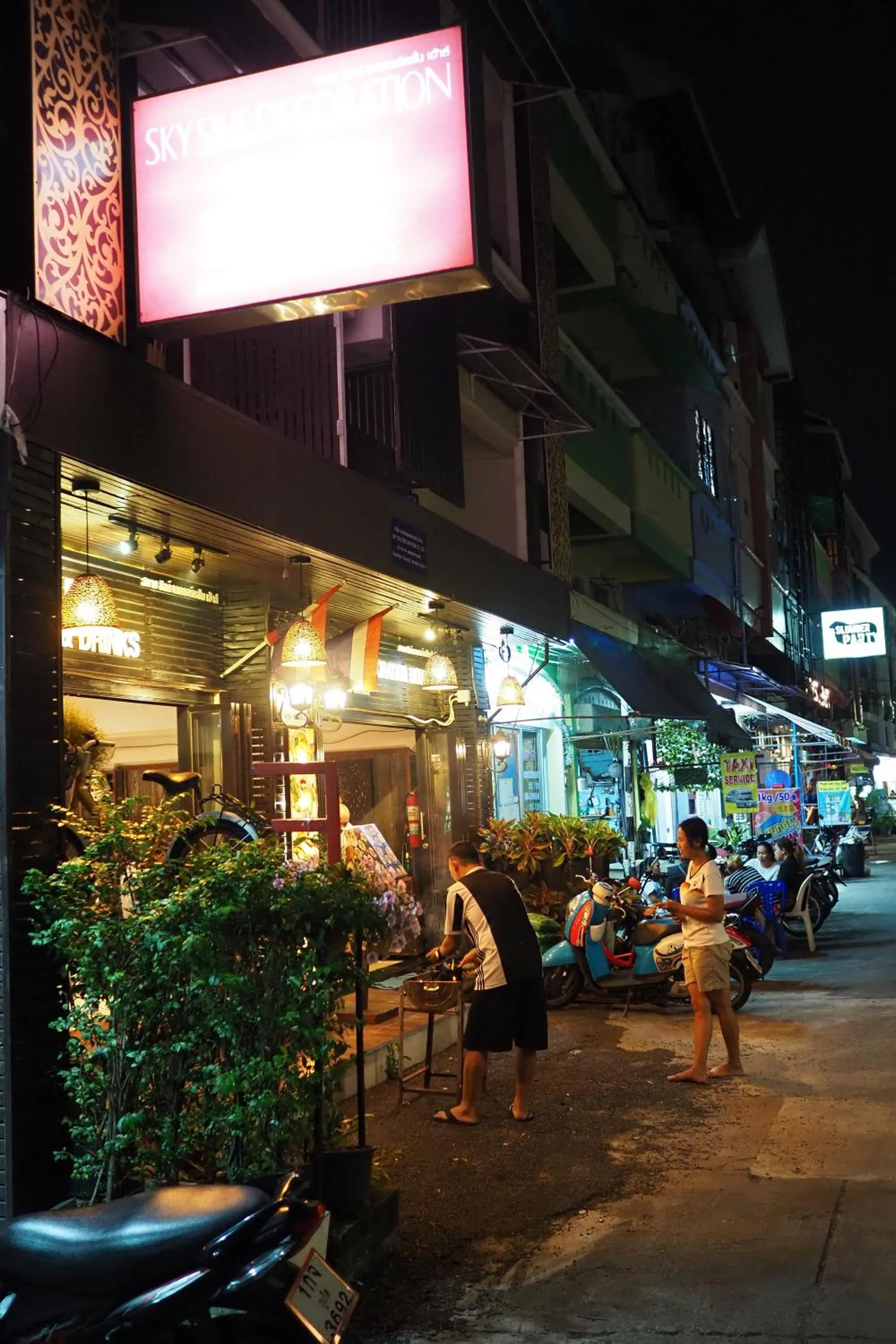 Restaurant/places to eat in Sky Silk Decoration House