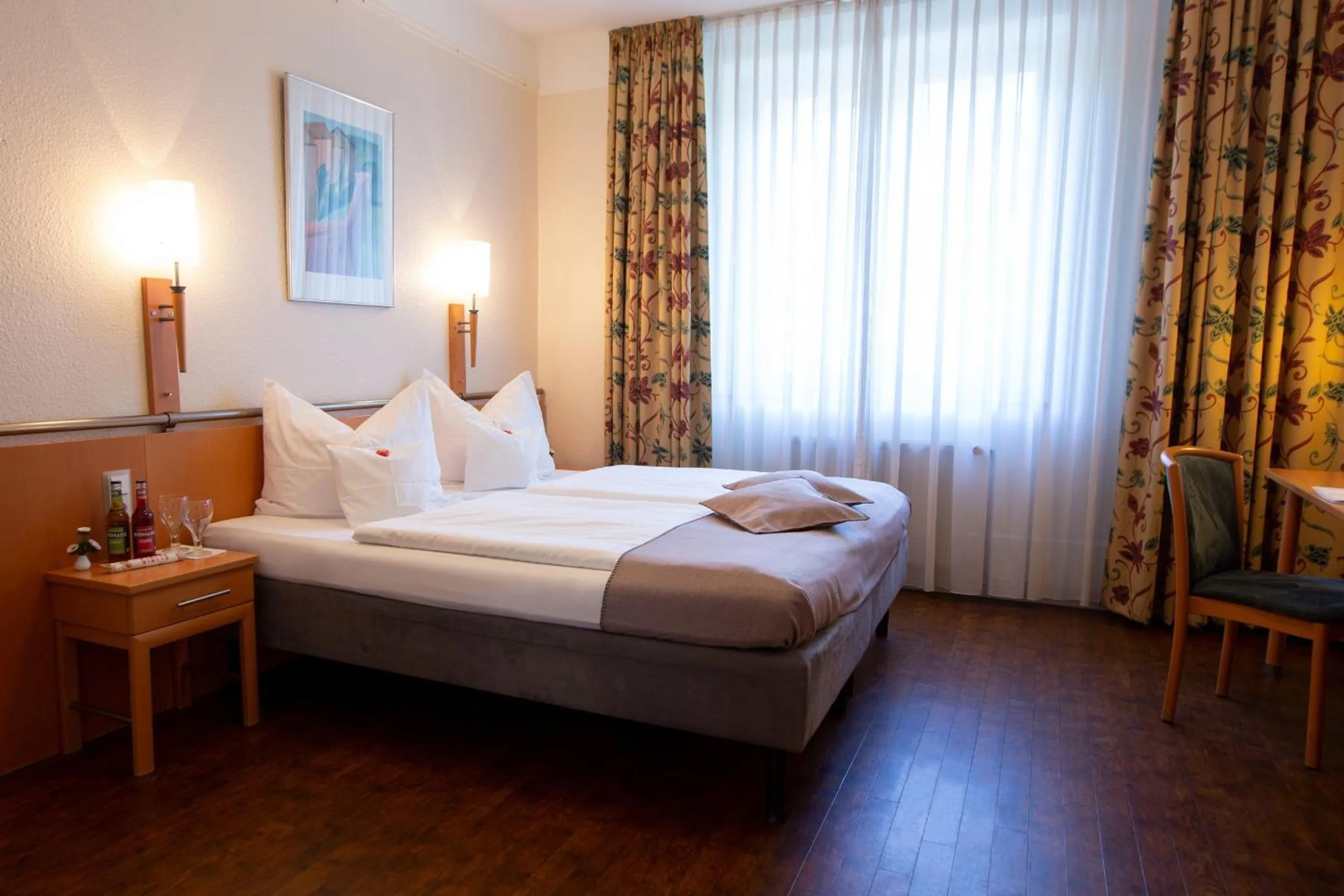 Photo of the whole room, Bed in Stadthaushotel Hamburg - Inklusionshotel