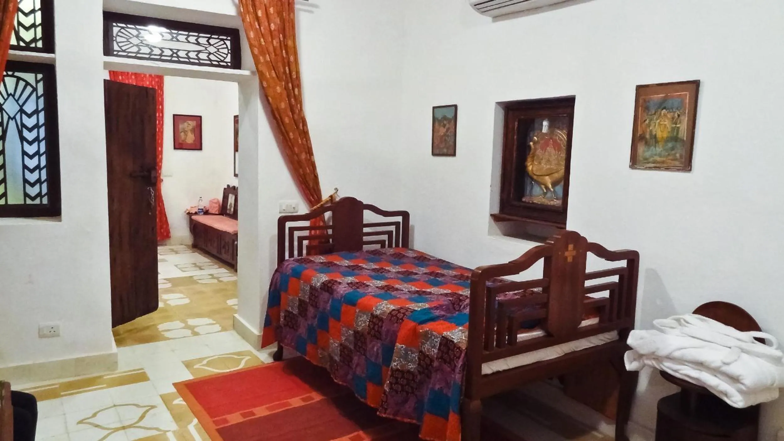 Bed in Neemrana Fort-Palace