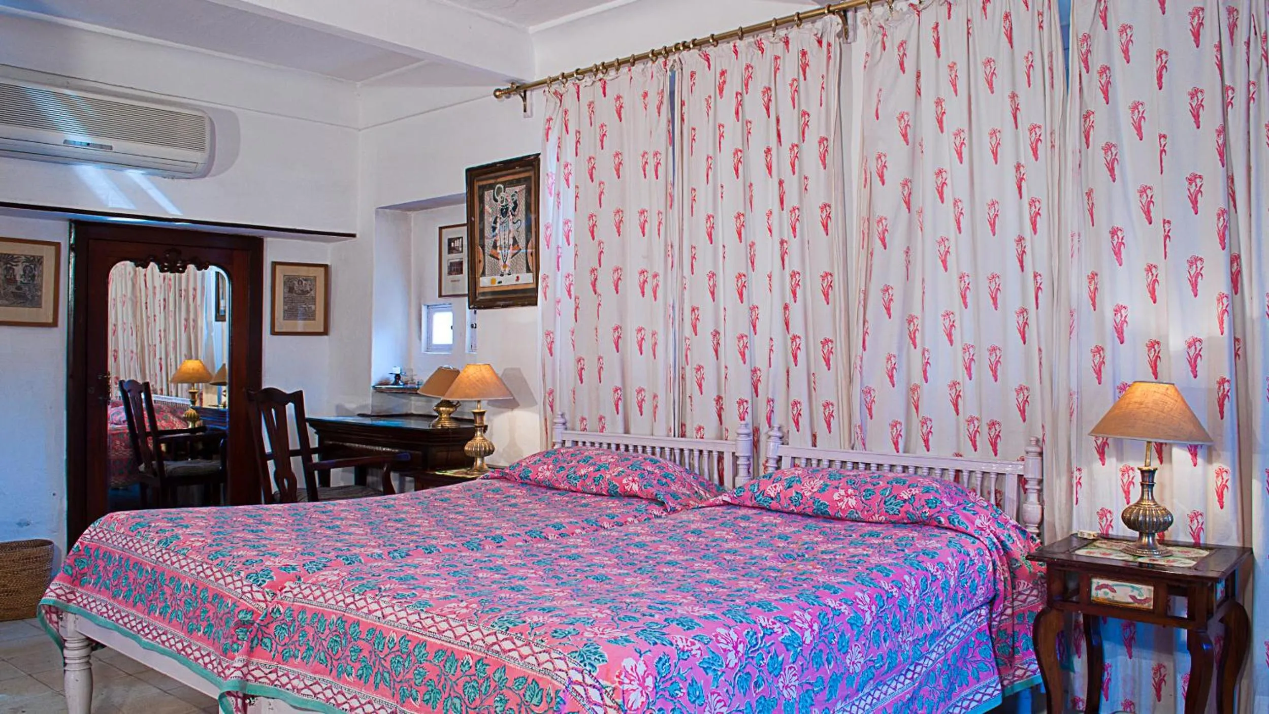 Bed in Neemrana Fort-Palace