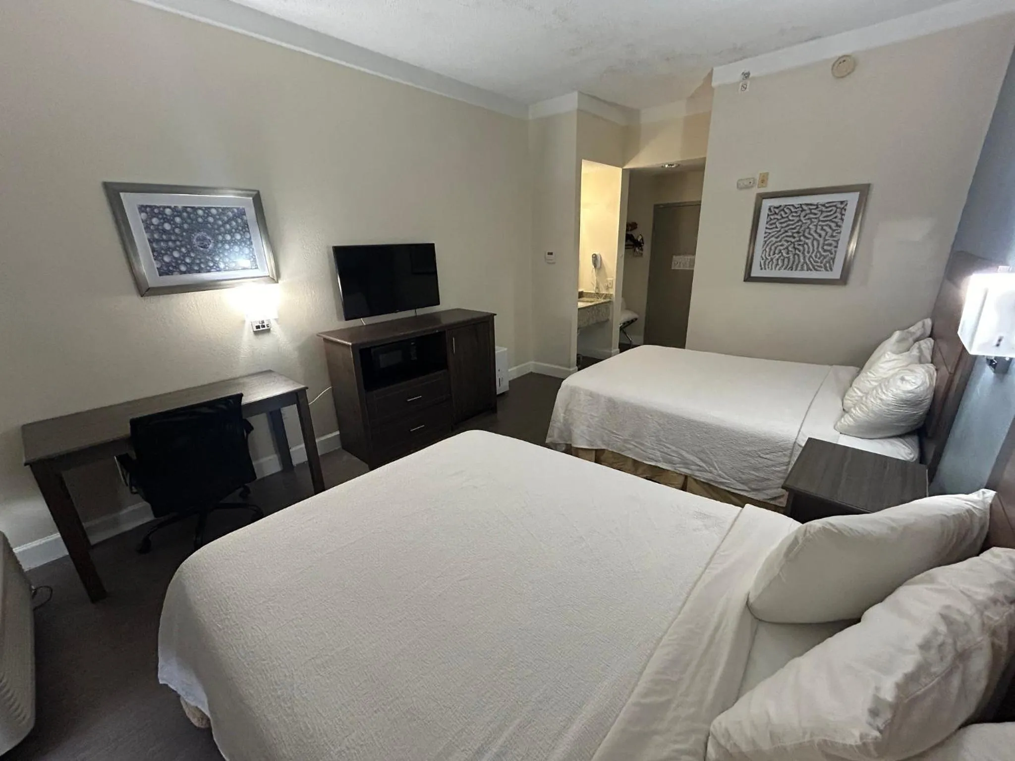 Photo of the whole room, Bed in Best Western Airport Inn Fort Myers