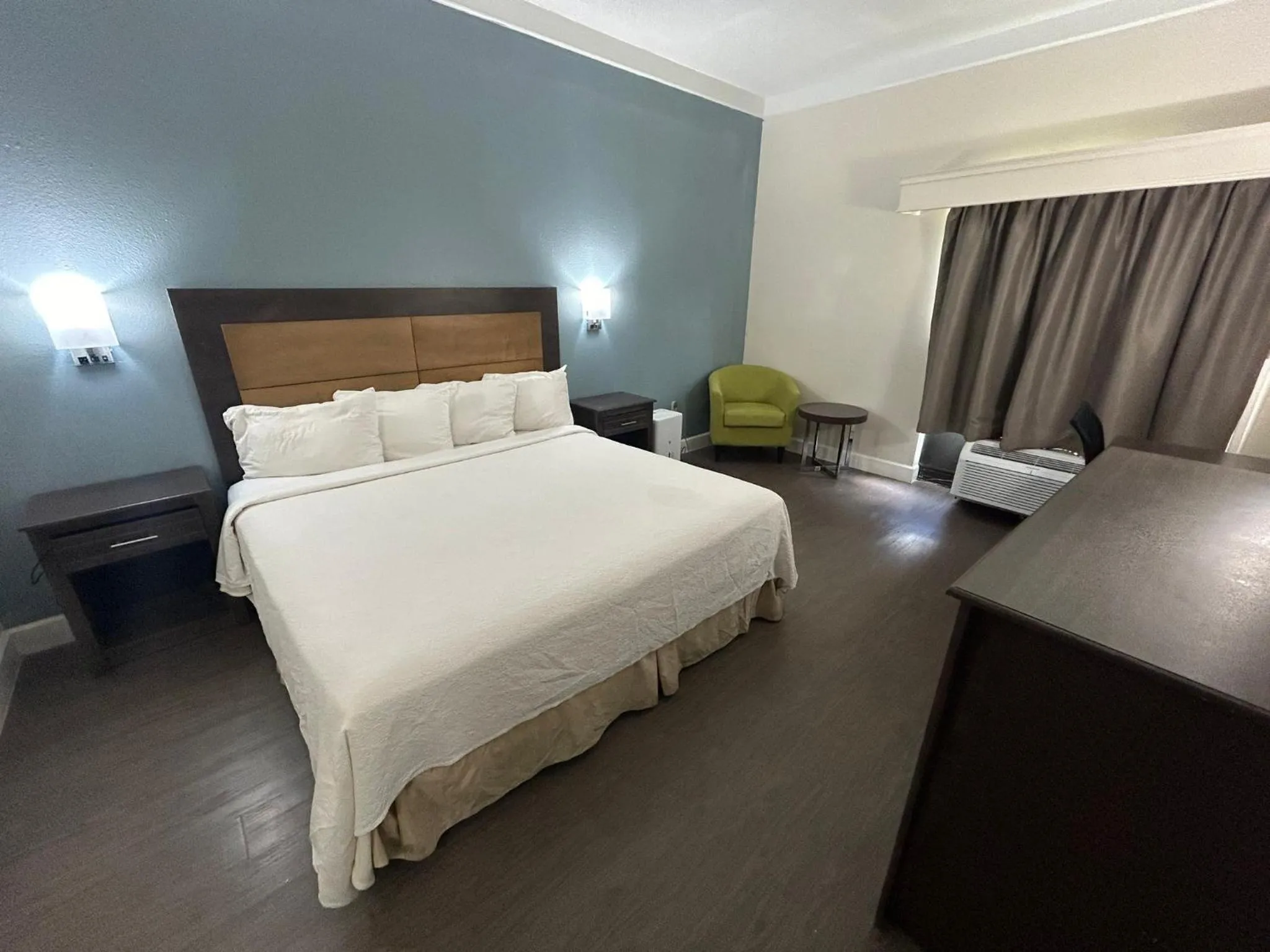 Photo of the whole room, Bed in Best Western Airport Inn Fort Myers