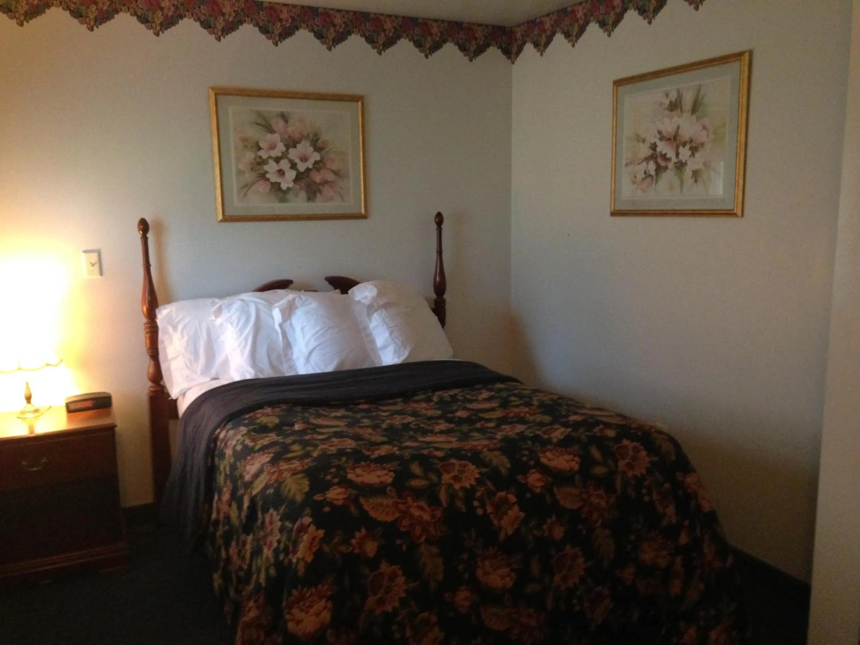 Bed in Fred's Inn Restaurant & Lodging