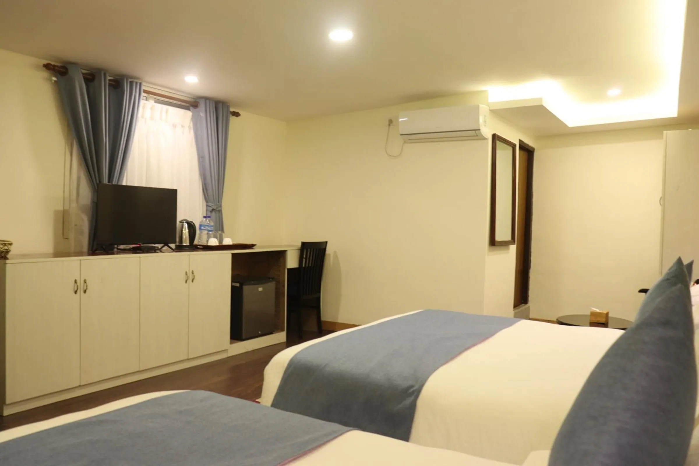 TV and multimedia, Bed in Satkar Hotel and Spa