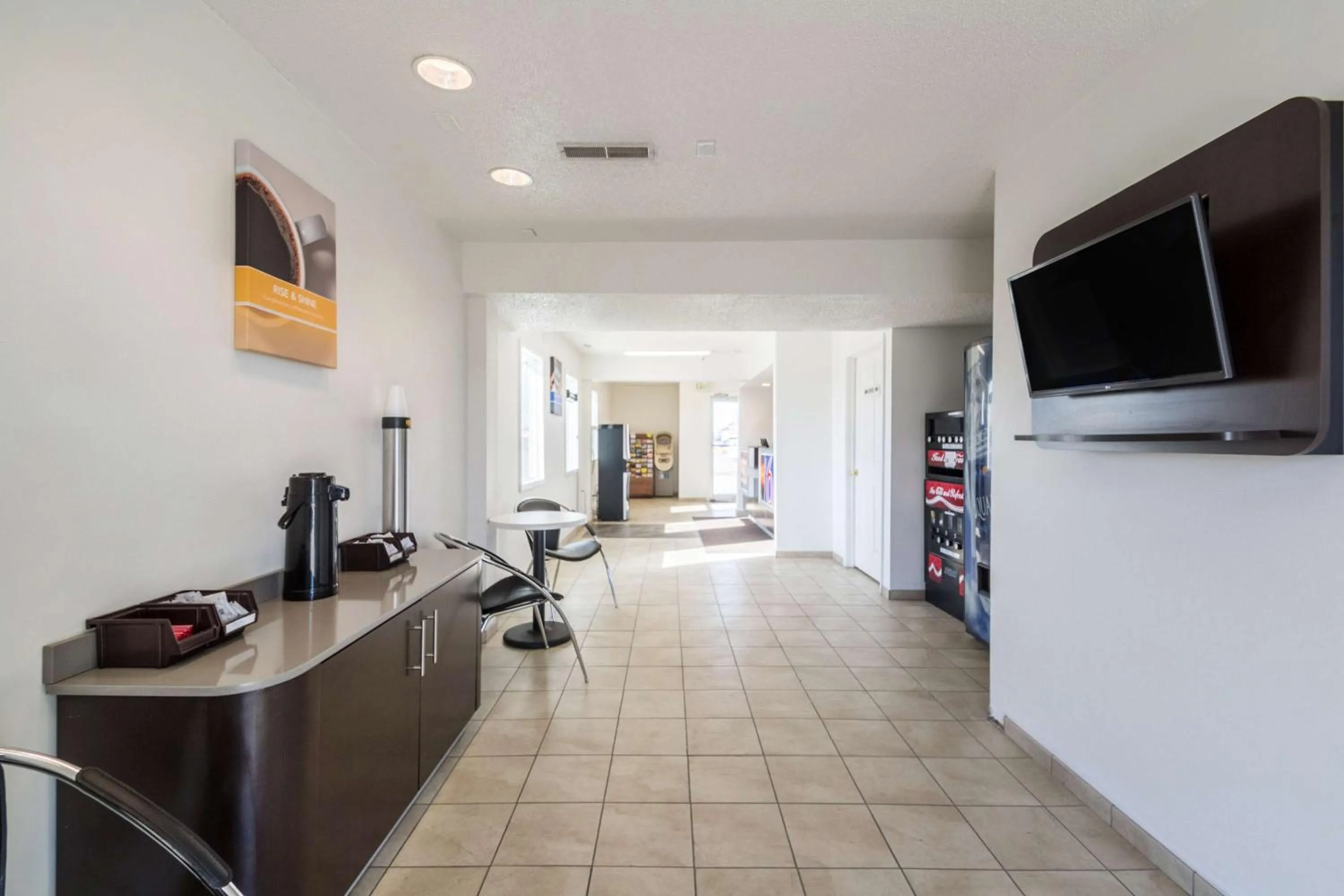 Communal lounge/ TV room, Kitchen/Kitchenette in Motel 6-Indianapolis, IN - South