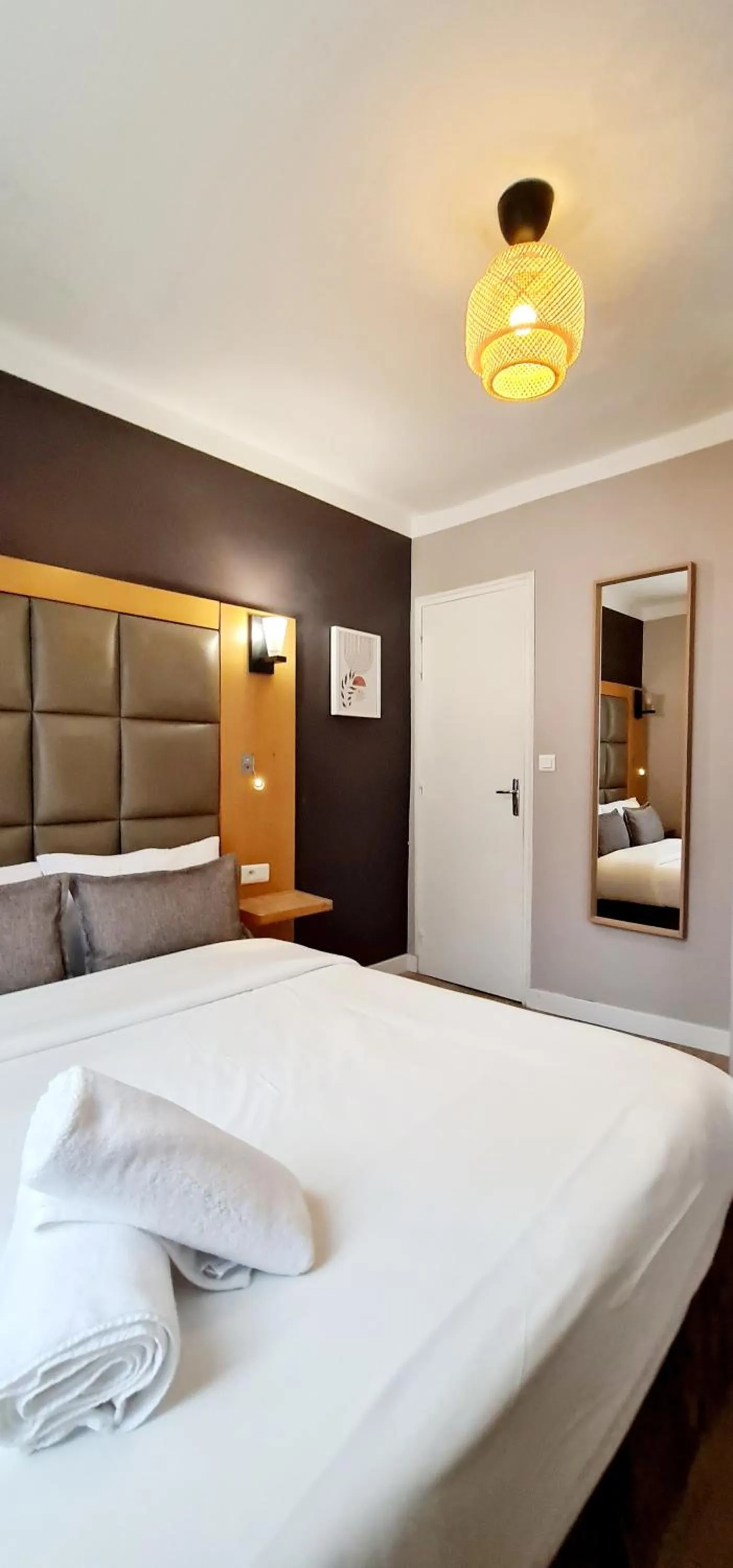 Bed in Hotel de France 18