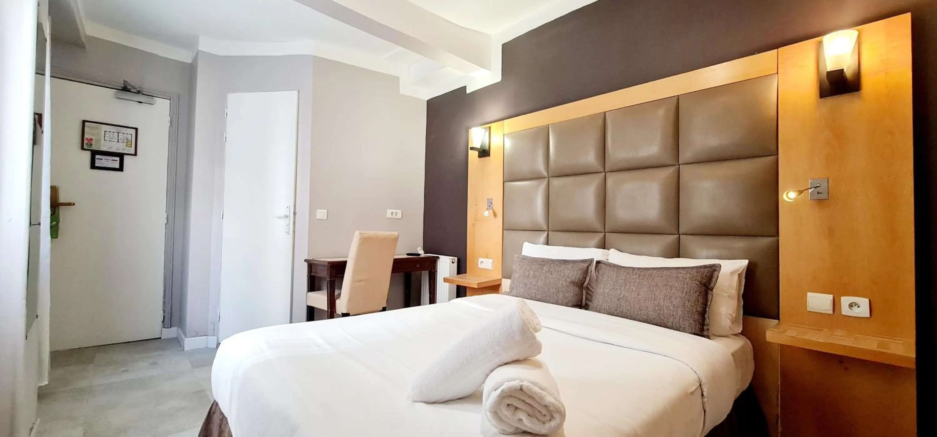 Photo of the whole room, Bed in Hotel de France 18