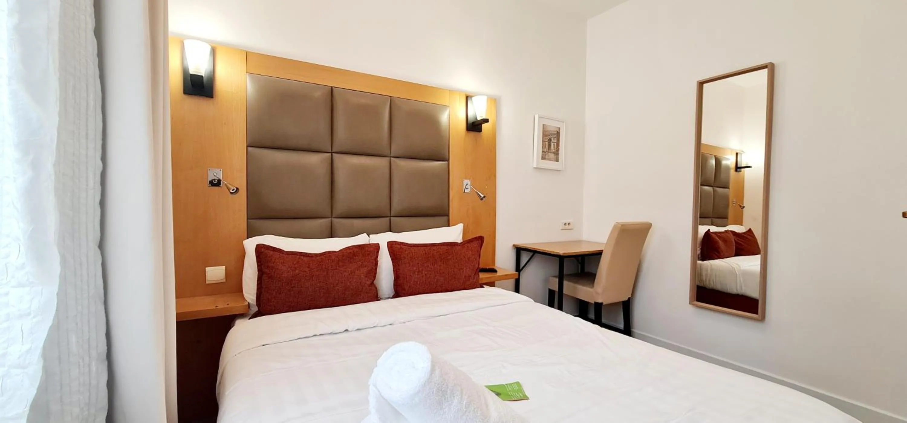 Bedroom, Bed in Hotel de France 18