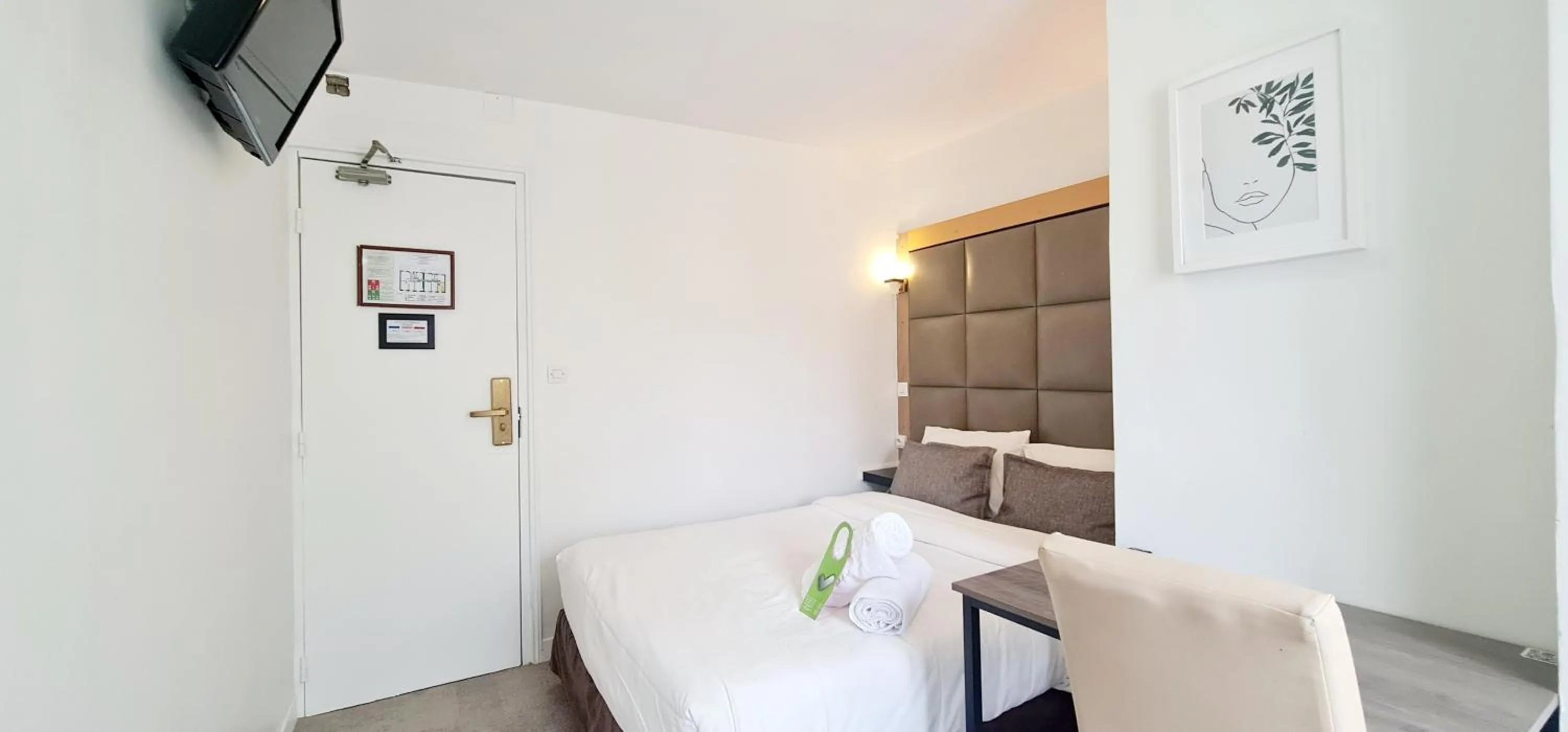 Photo of the whole room in Hotel de France 18