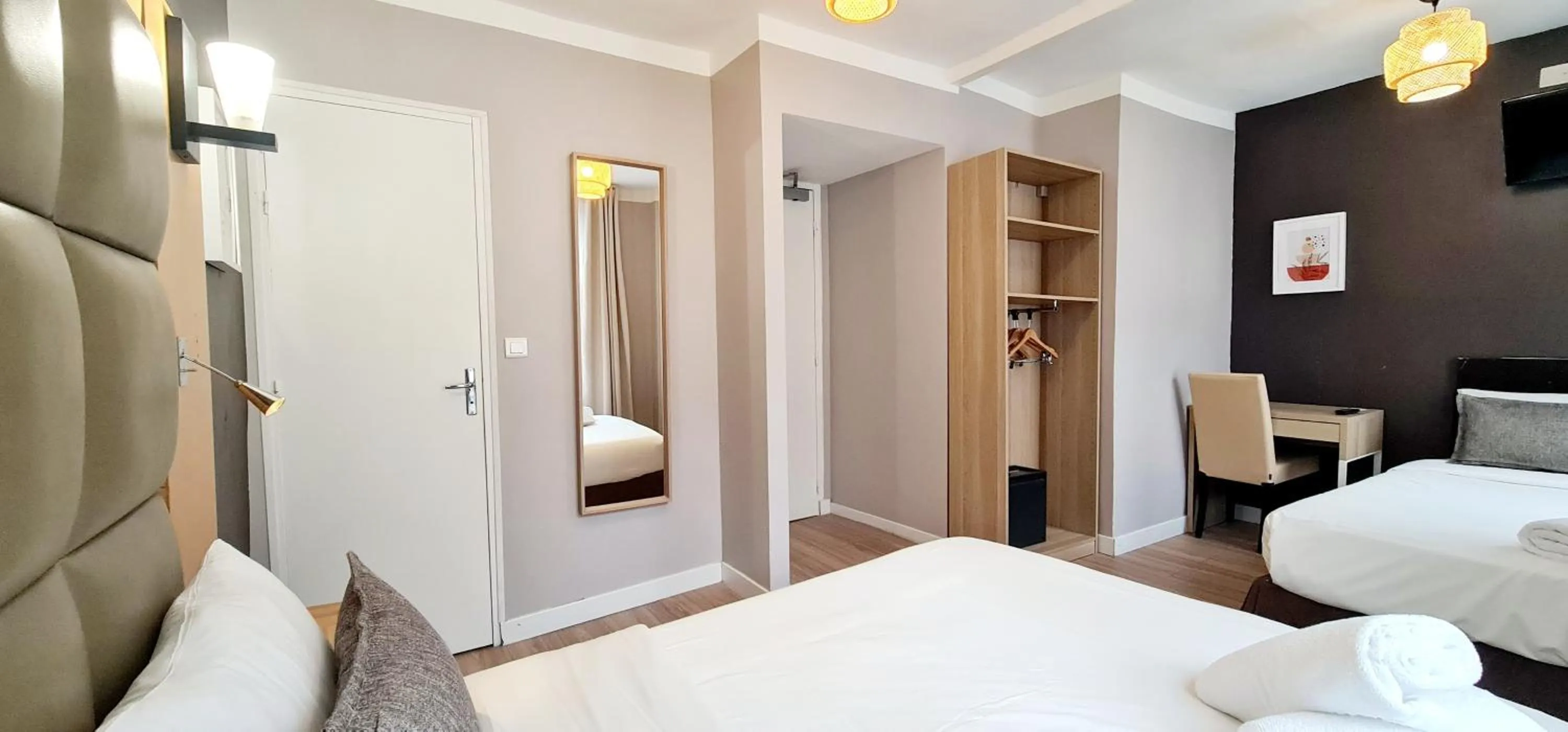 Bedroom, Bed in Hotel de France 18