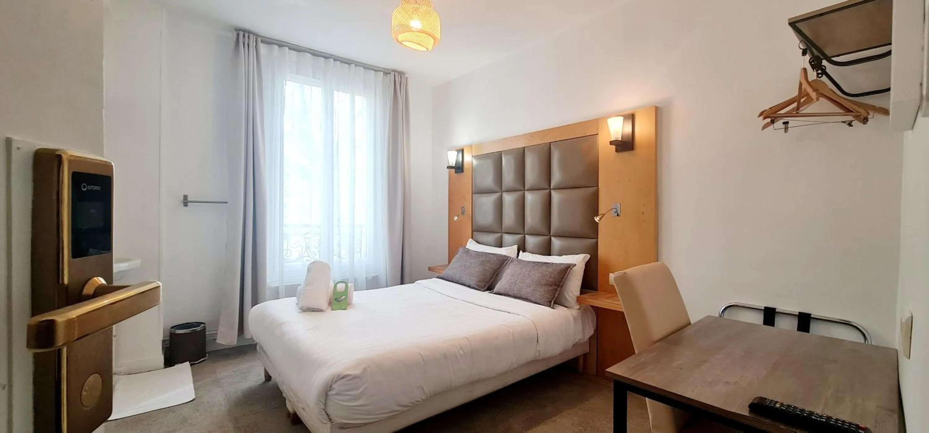 Photo of the whole room, Bed in Hotel de France 18