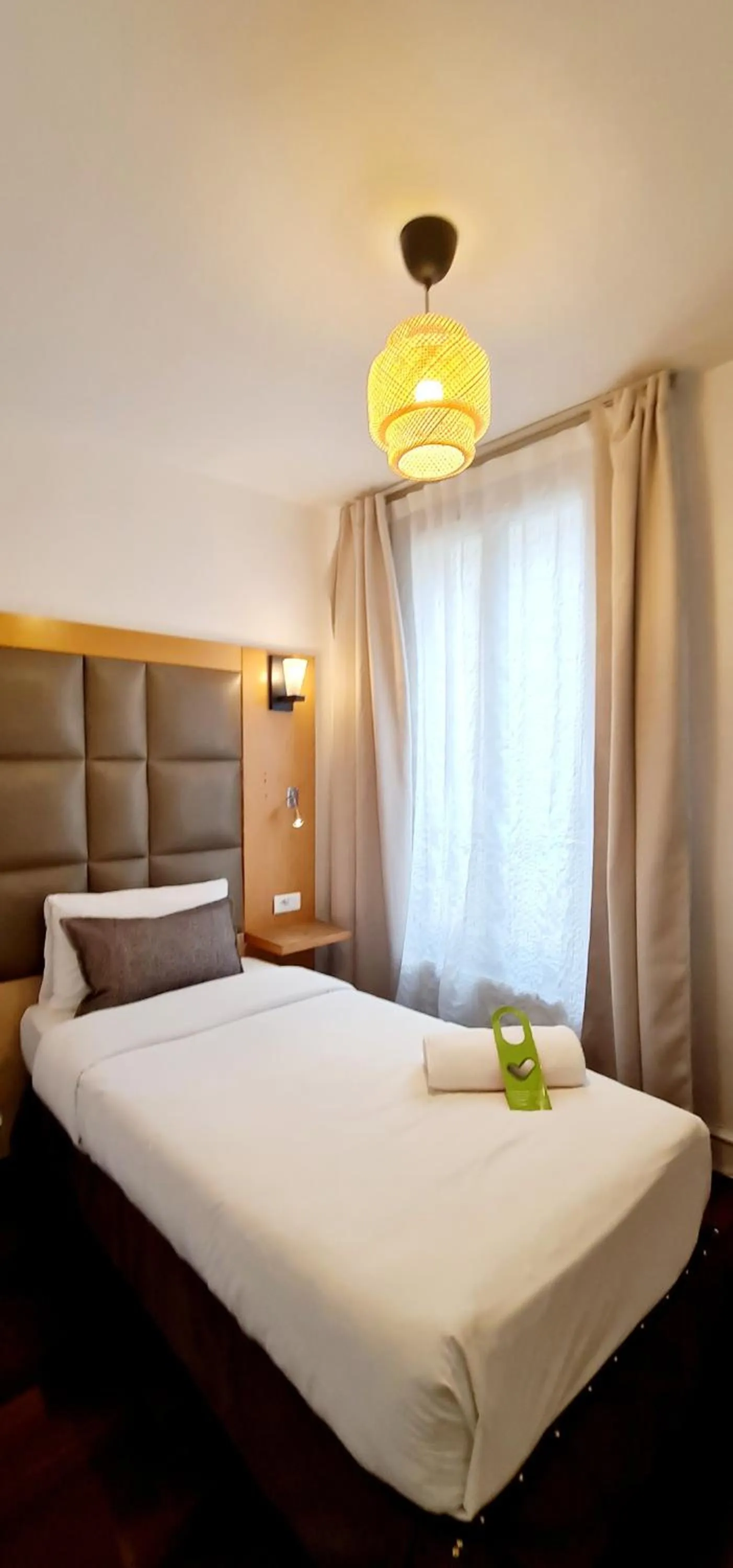 Bed in Hotel de France 18