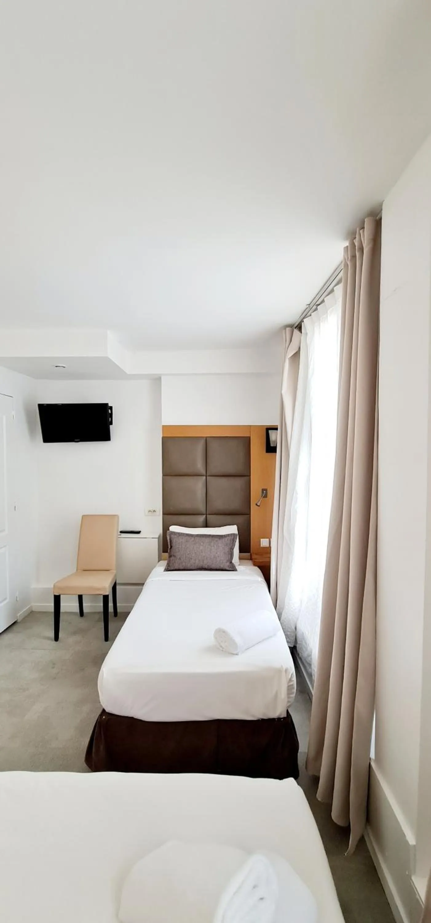 Bed in Hotel de France 18