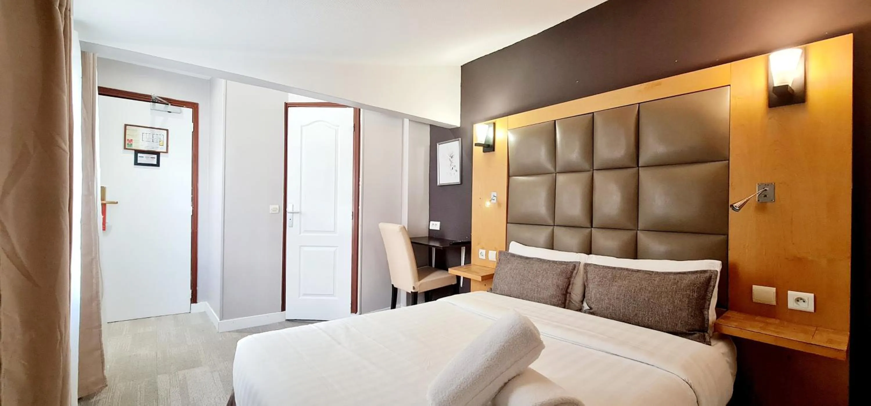 Photo of the whole room, Bed in Hotel de France 18