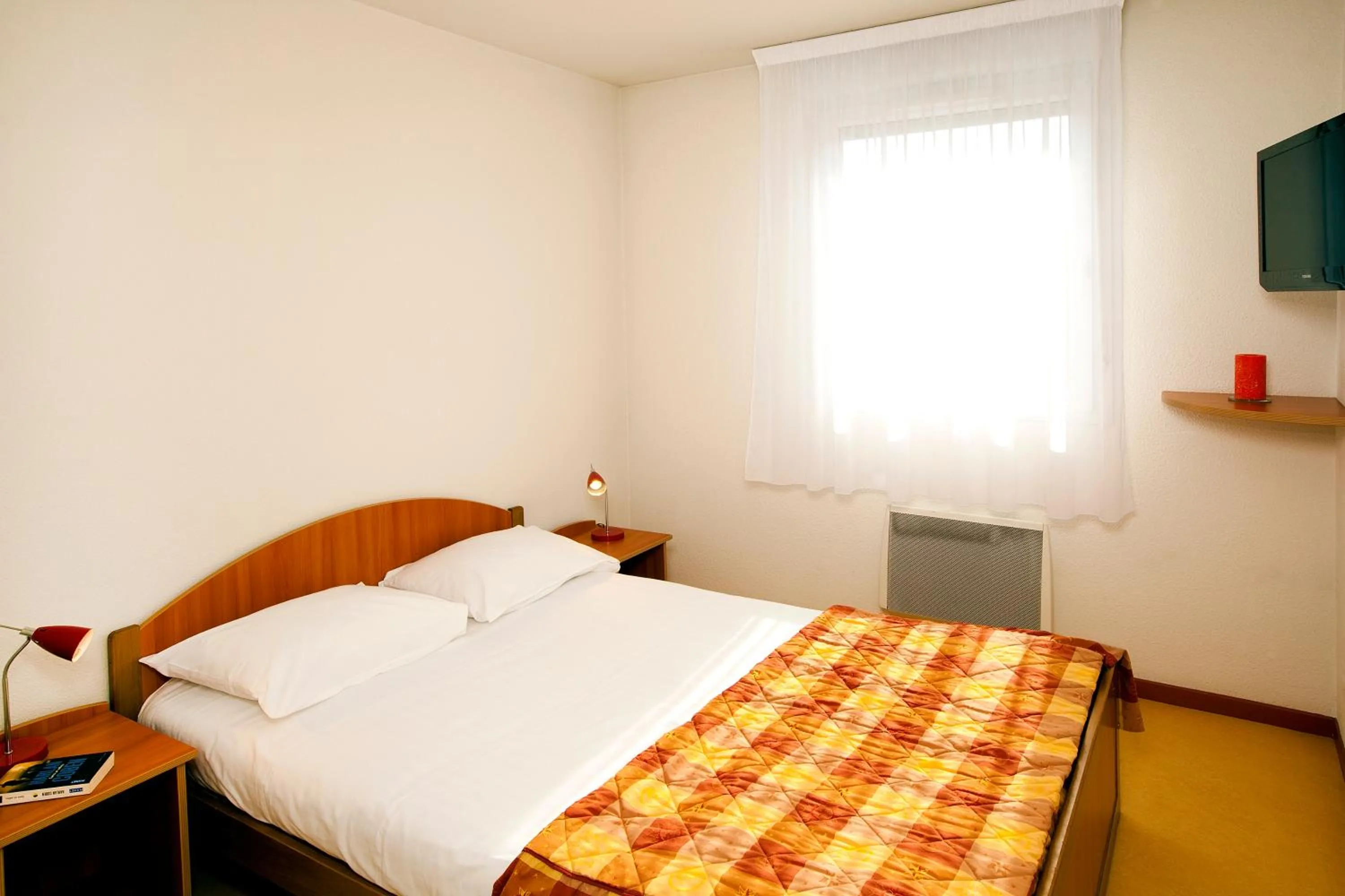 Bed in Séjours & Affaires Genève Saint Genis