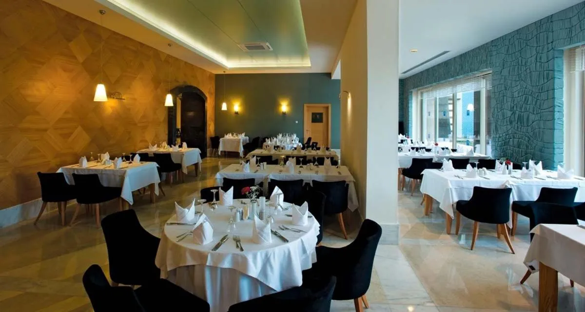 Restaurant/places to eat in Melas Lara Hotel