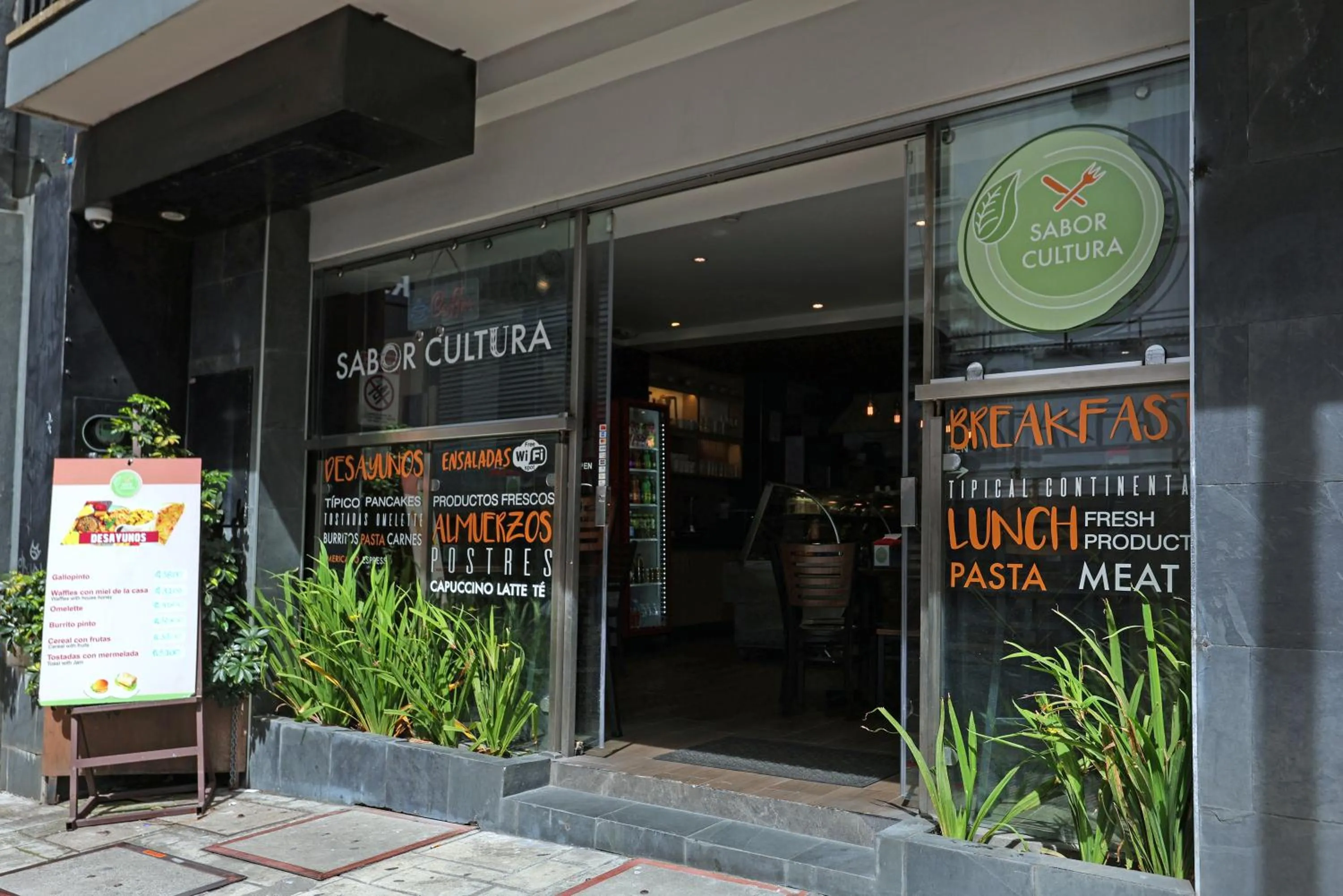 Restaurant/places to eat in Hotel Cultura Plaza
