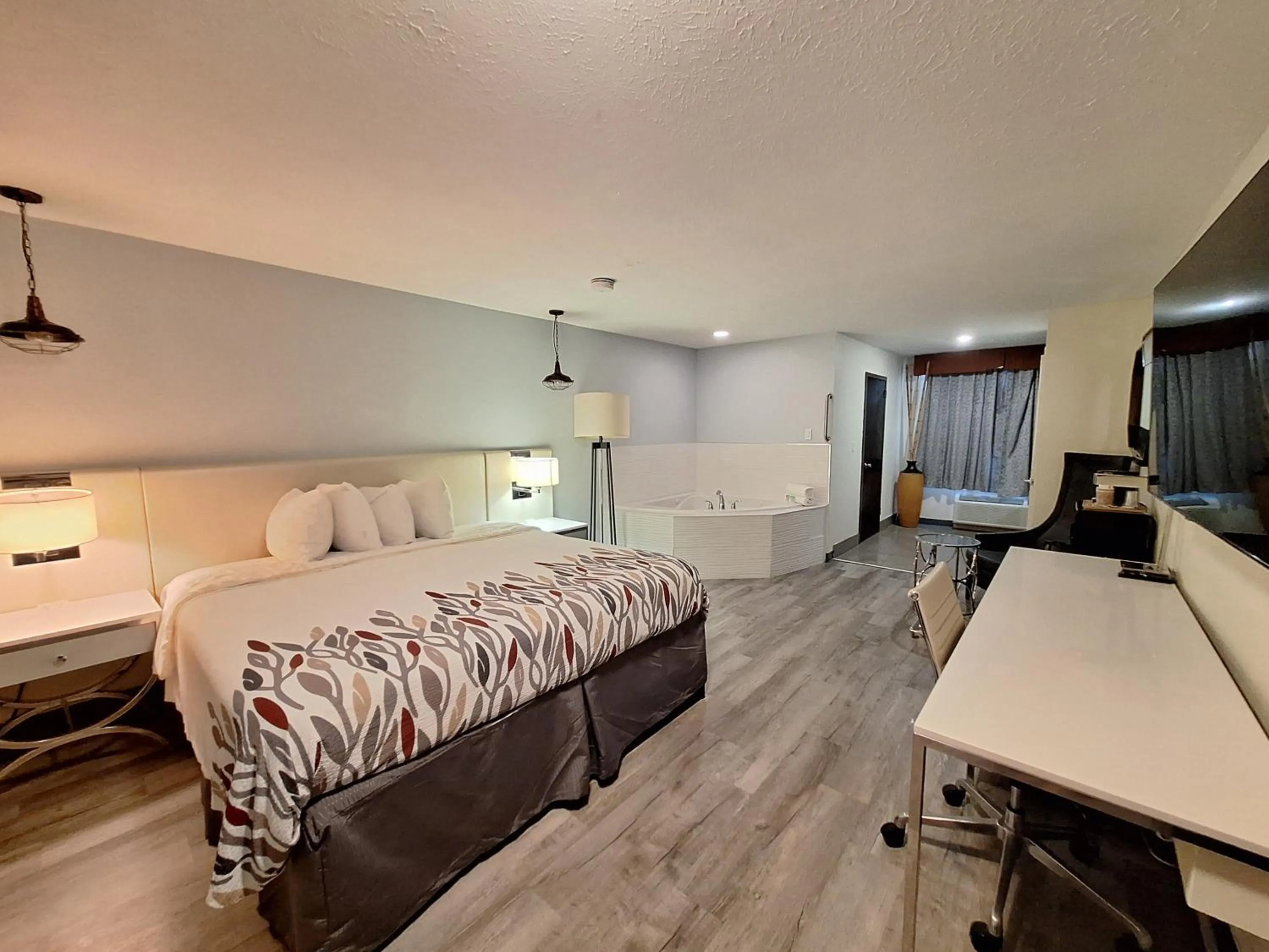 Hot Tub, Bed in Travelodge by Wyndham Indianapolis Speedway