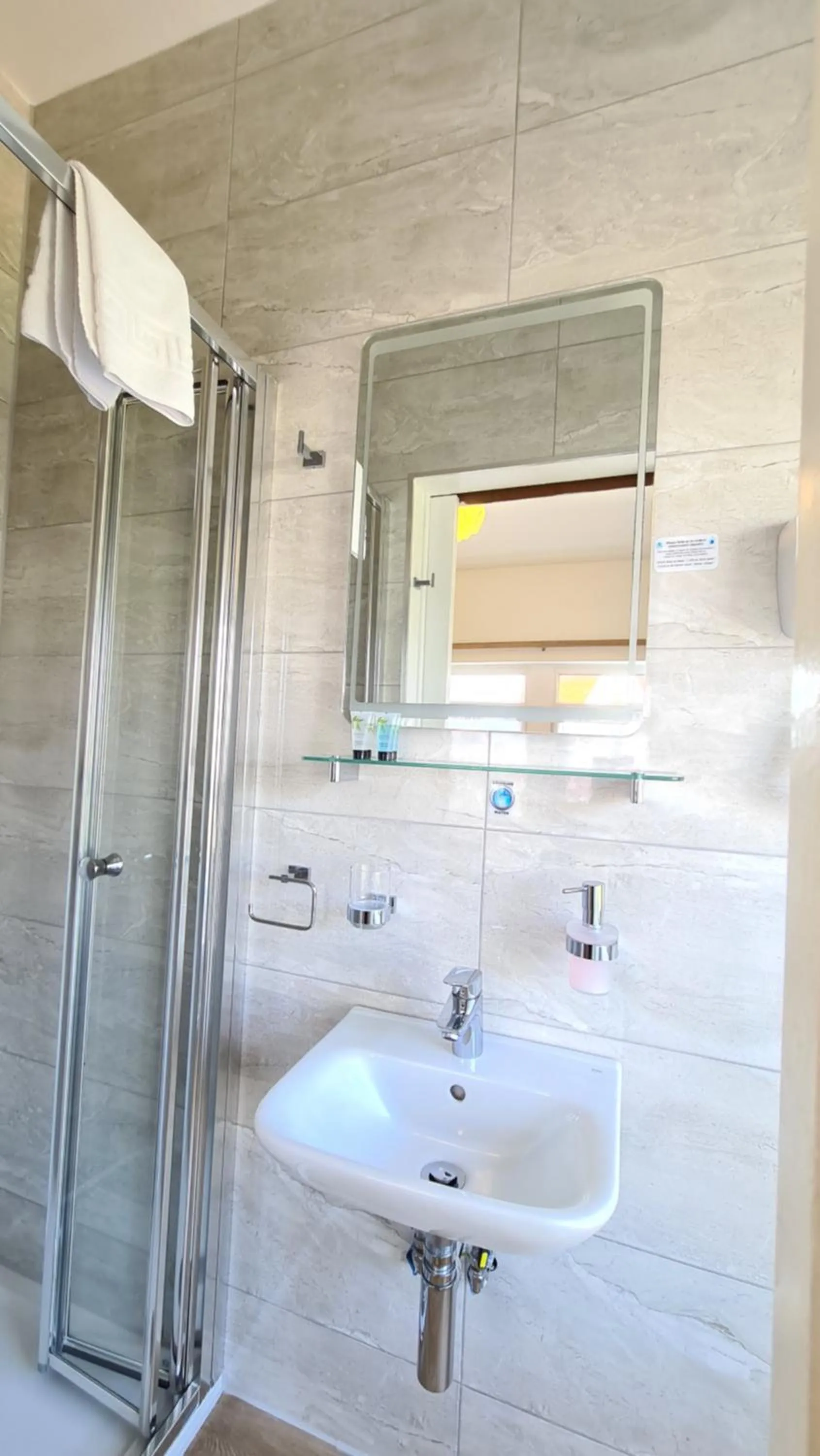 Shower in The Torland - Paignton Seafront - free parking, all rooms en-suite