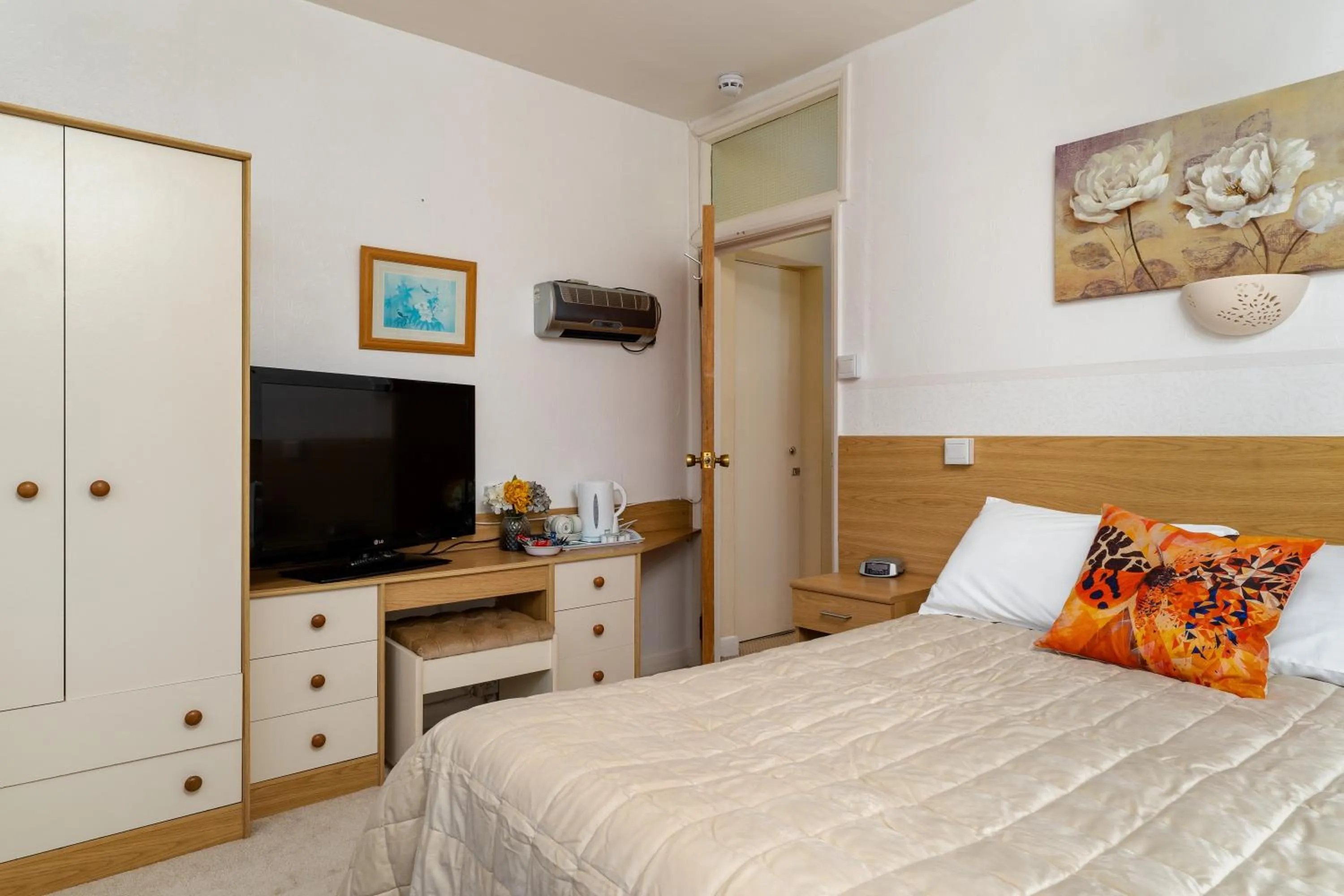 TV and multimedia, Bed in The Torland - Paignton Seafront - free parking, all rooms en-suite