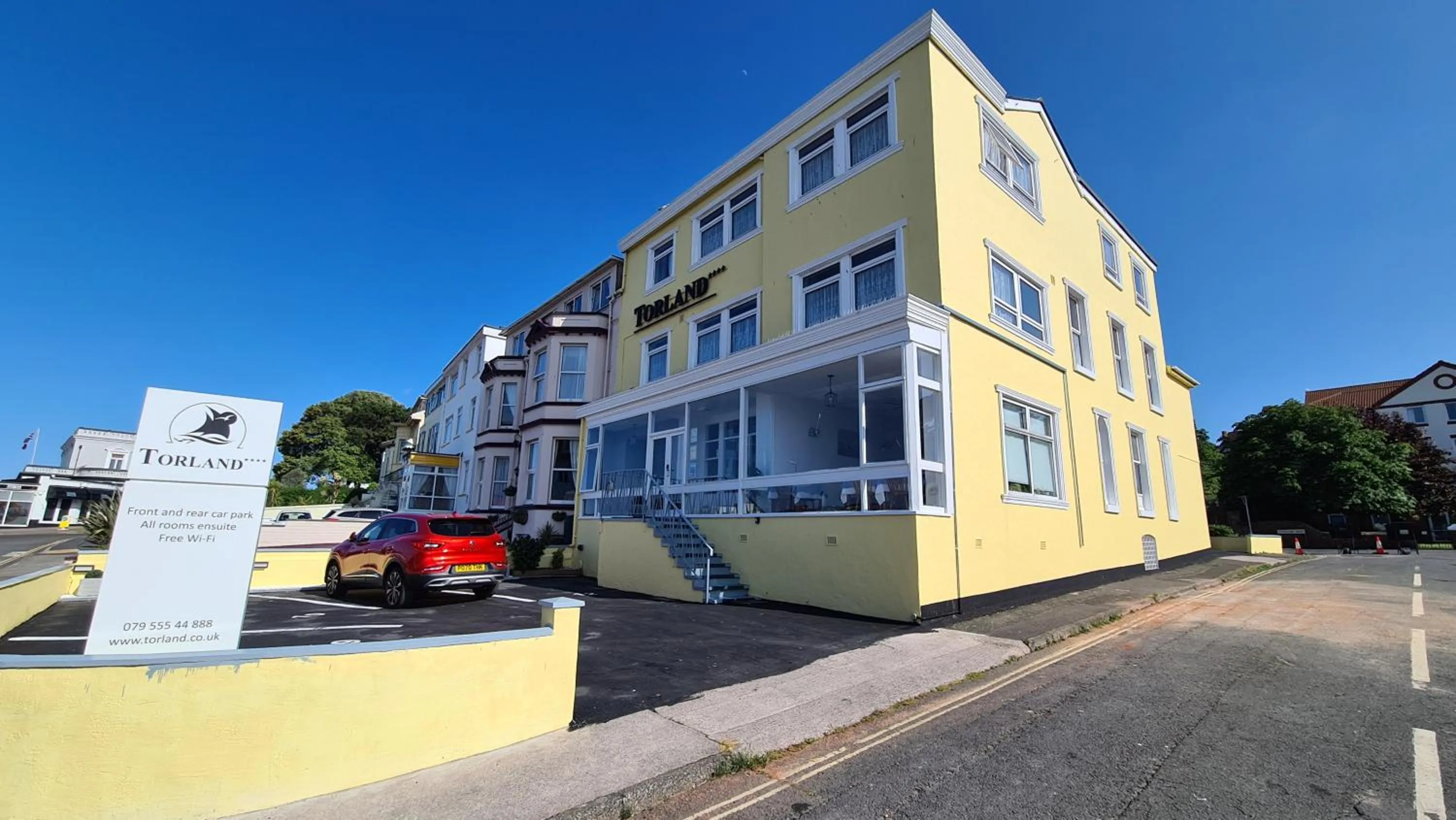 Property building in The Torland - Paignton Seafront - free parking, all rooms en-suite