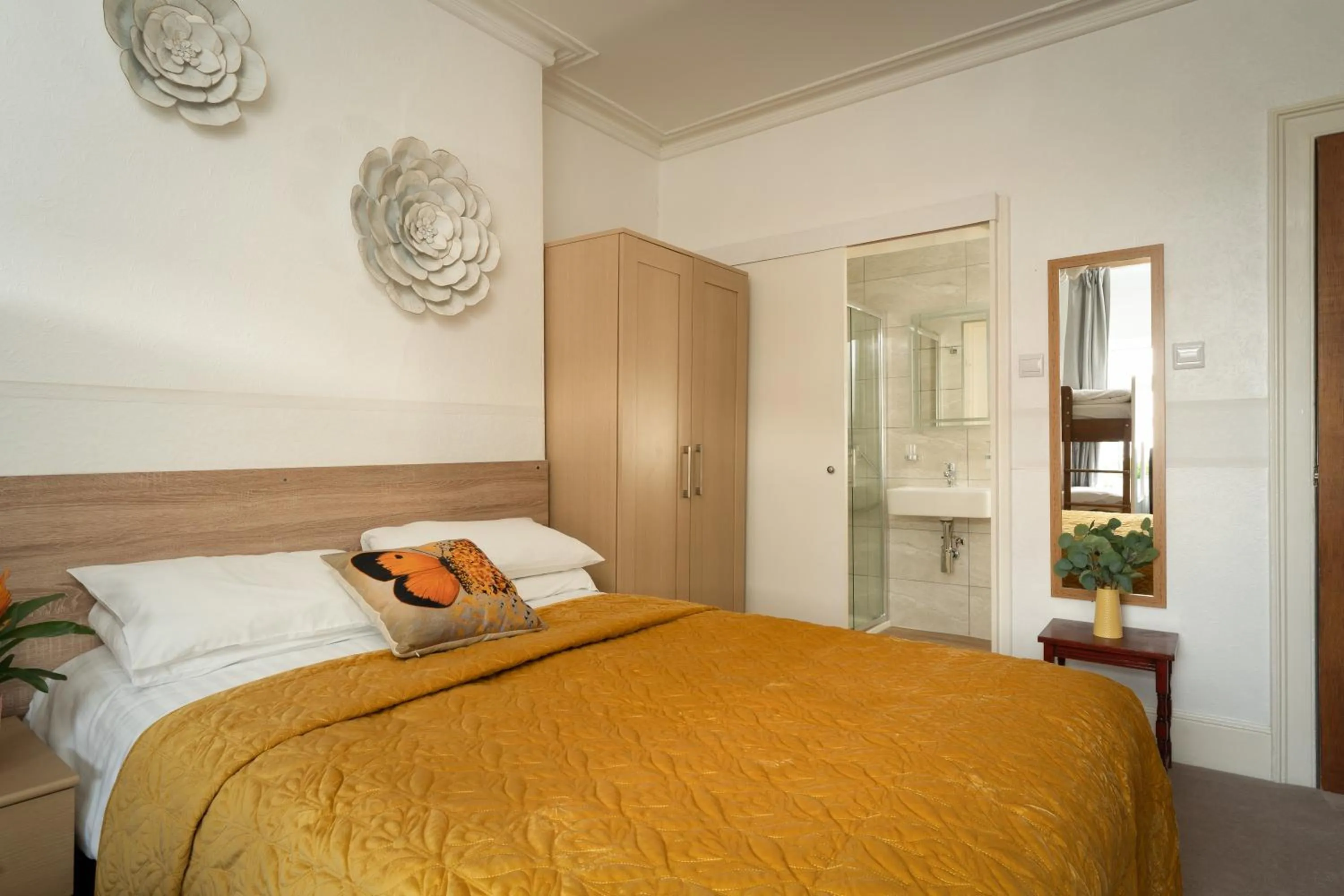 Bed in The Torland - Paignton Seafront - free parking, all rooms en-suite