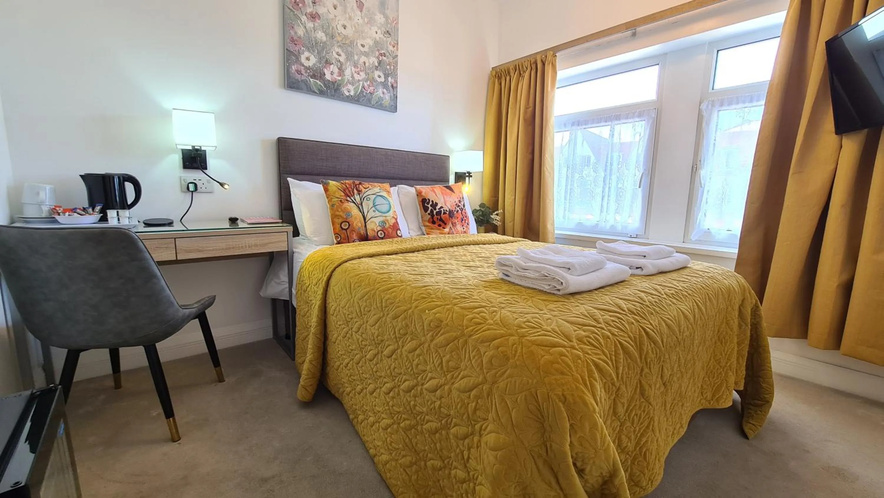 Bedroom, Bed in The Torland - Paignton Seafront - free parking, all rooms en-suite