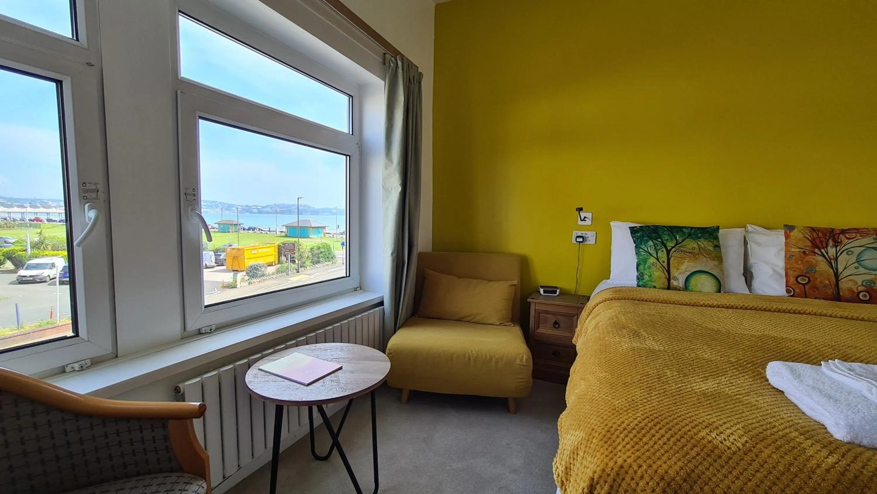 Bed in The Torland - Paignton Seafront - free parking, all rooms en-suite