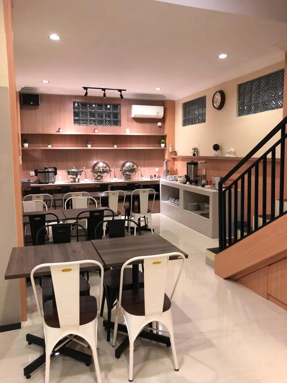 Restaurant/places to eat in LCR HOTEL