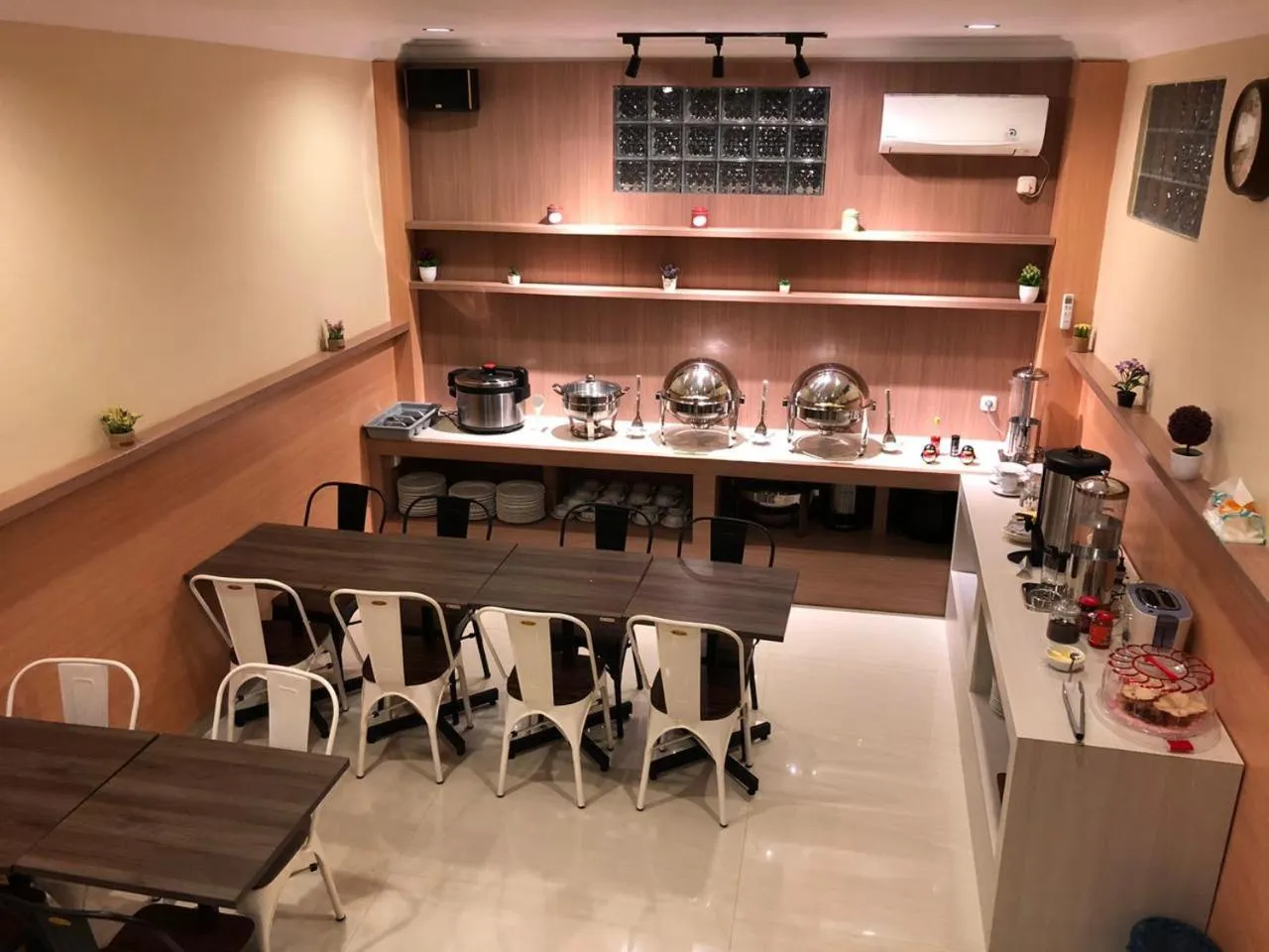 Restaurant/places to eat in LCR HOTEL