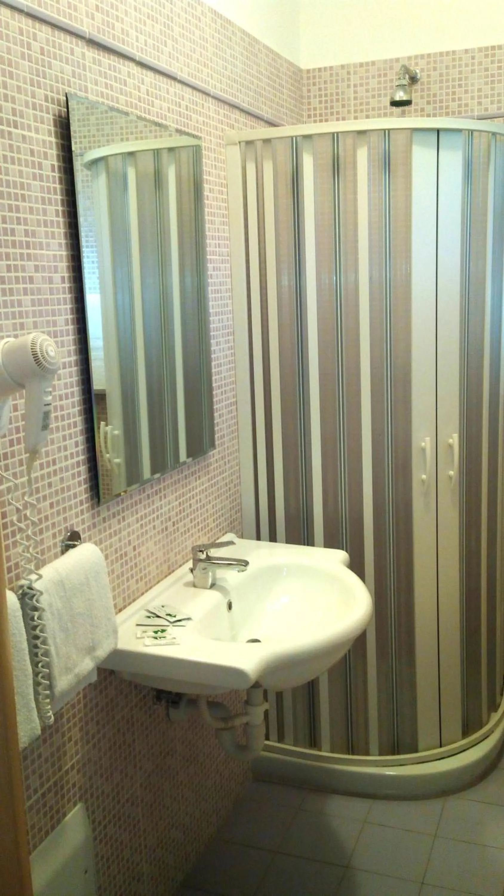 Shower in Hotel Giardino