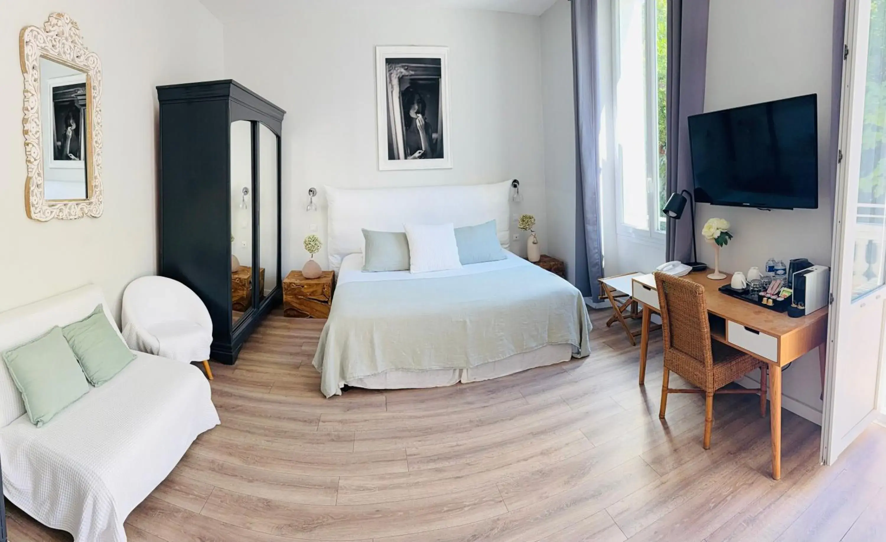 Junior Suite in Villa Claudia Hotel Cannes Centre - Parking Junior Suite in Villa Claudia Hotel Cannes Centre - Parking