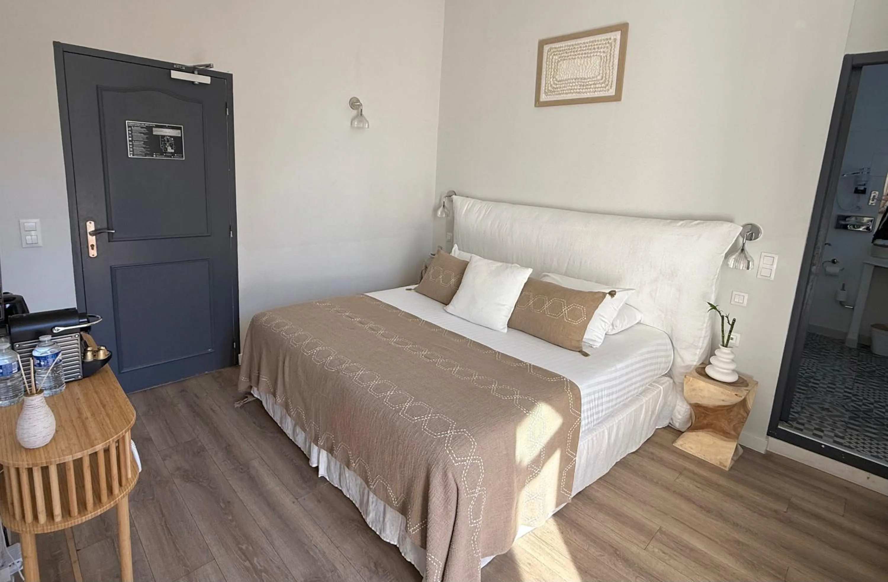 Bed in Villa Claudia Hotel Cannes Centre - Parking