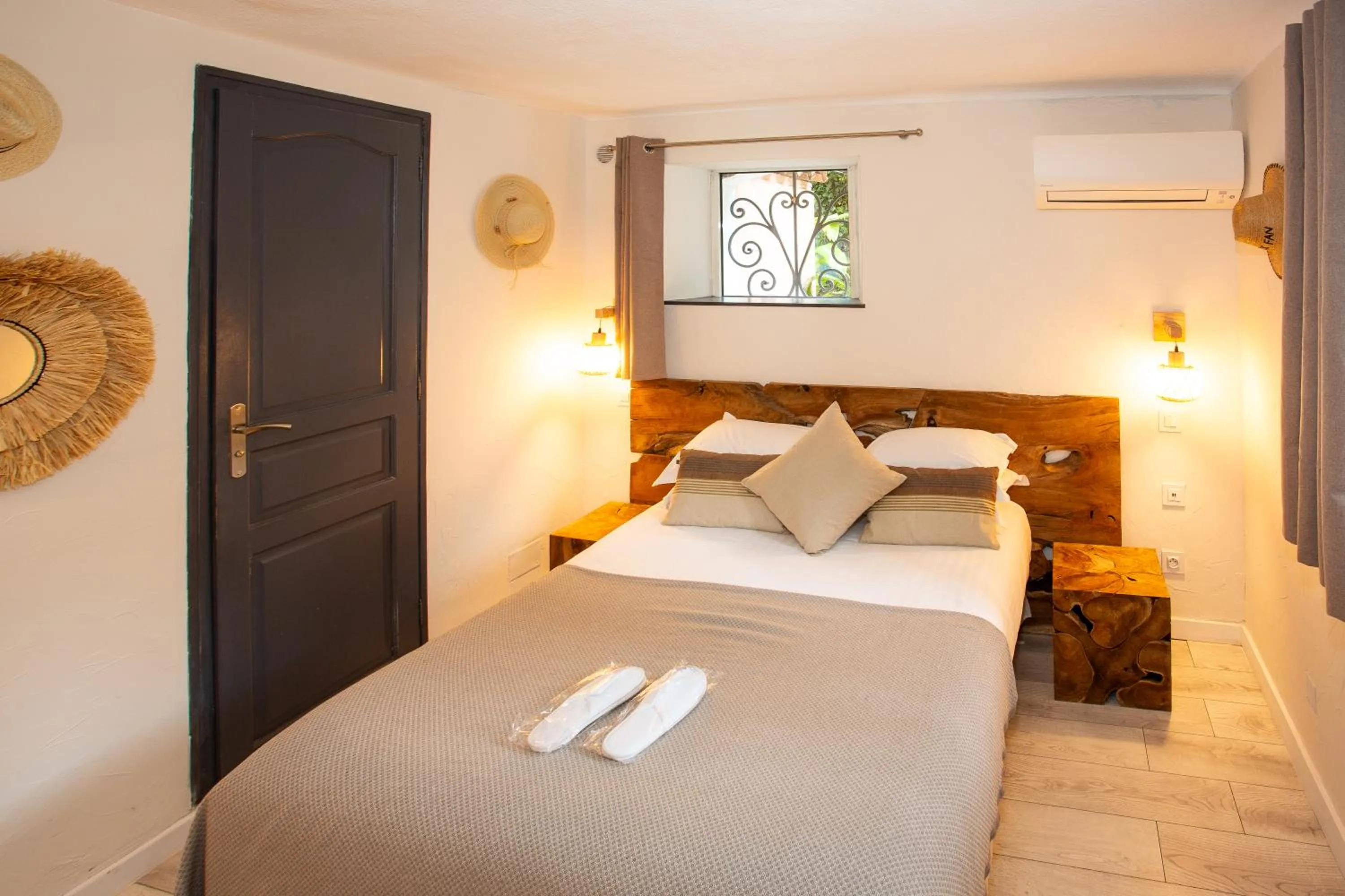 Bed in Villa Claudia Hotel Cannes Centre - Parking