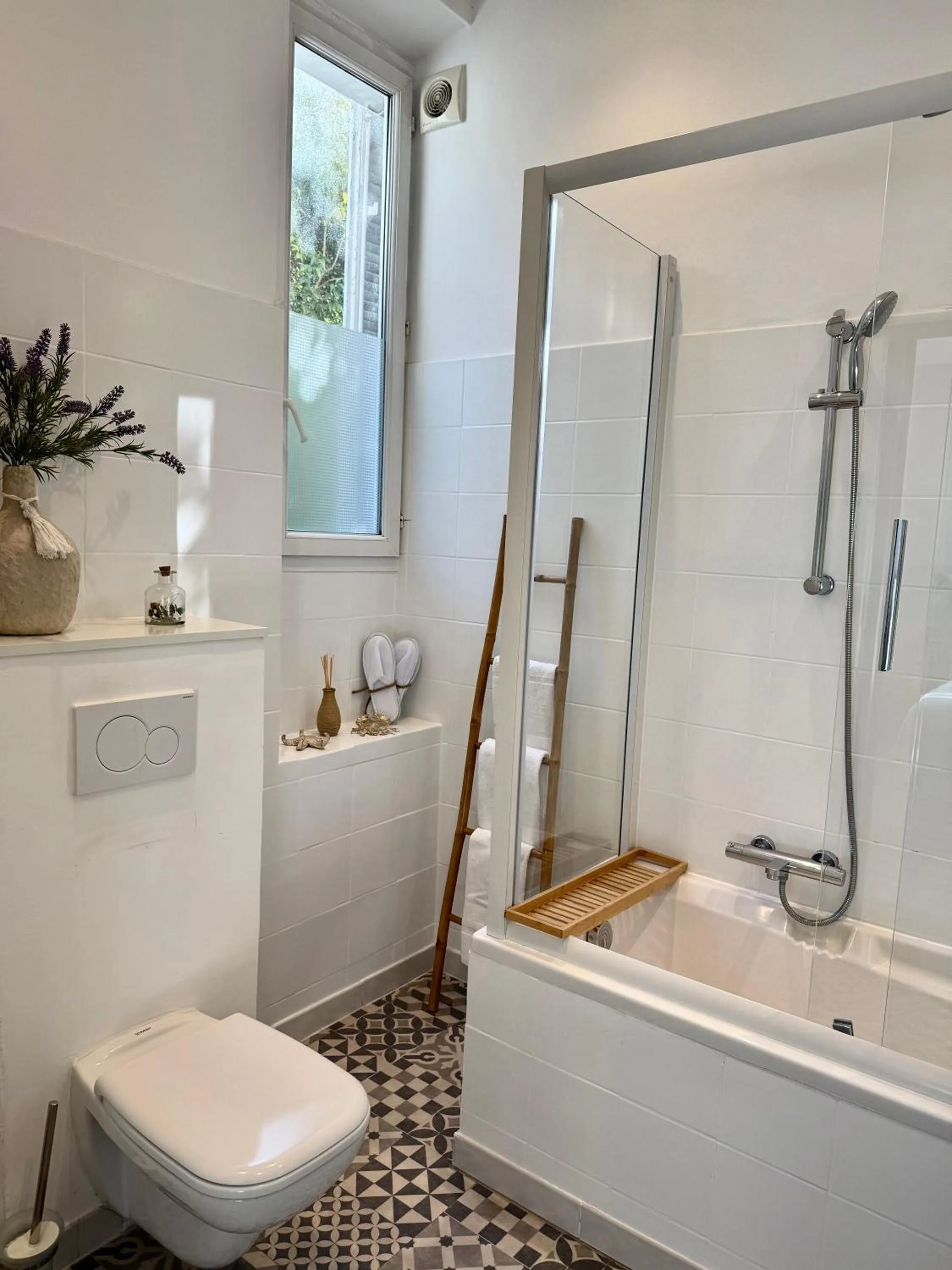 Shower in Villa Claudia Hotel Cannes Centre - Parking