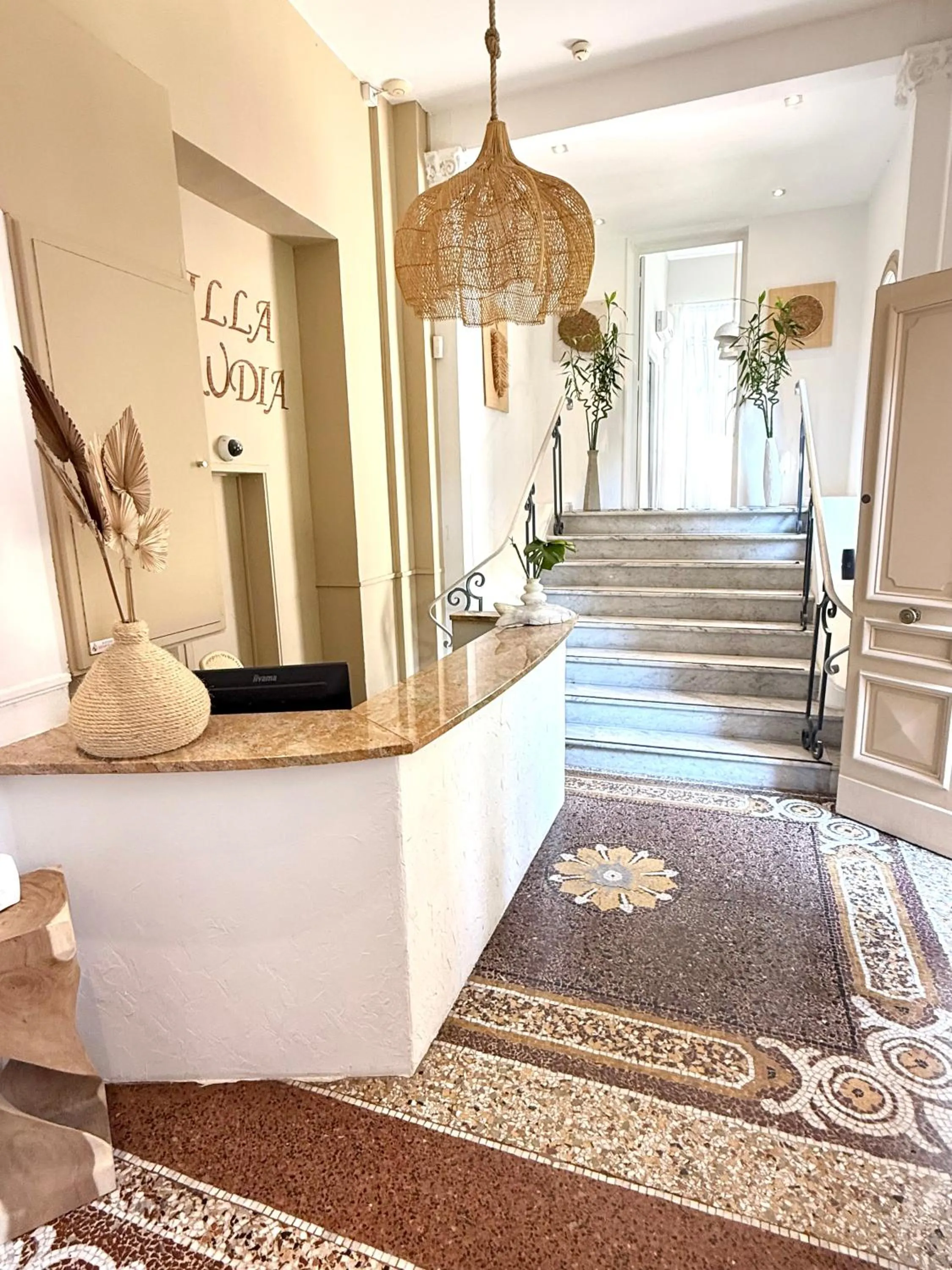 Property building in Villa Claudia Hotel Cannes Centre - Parking