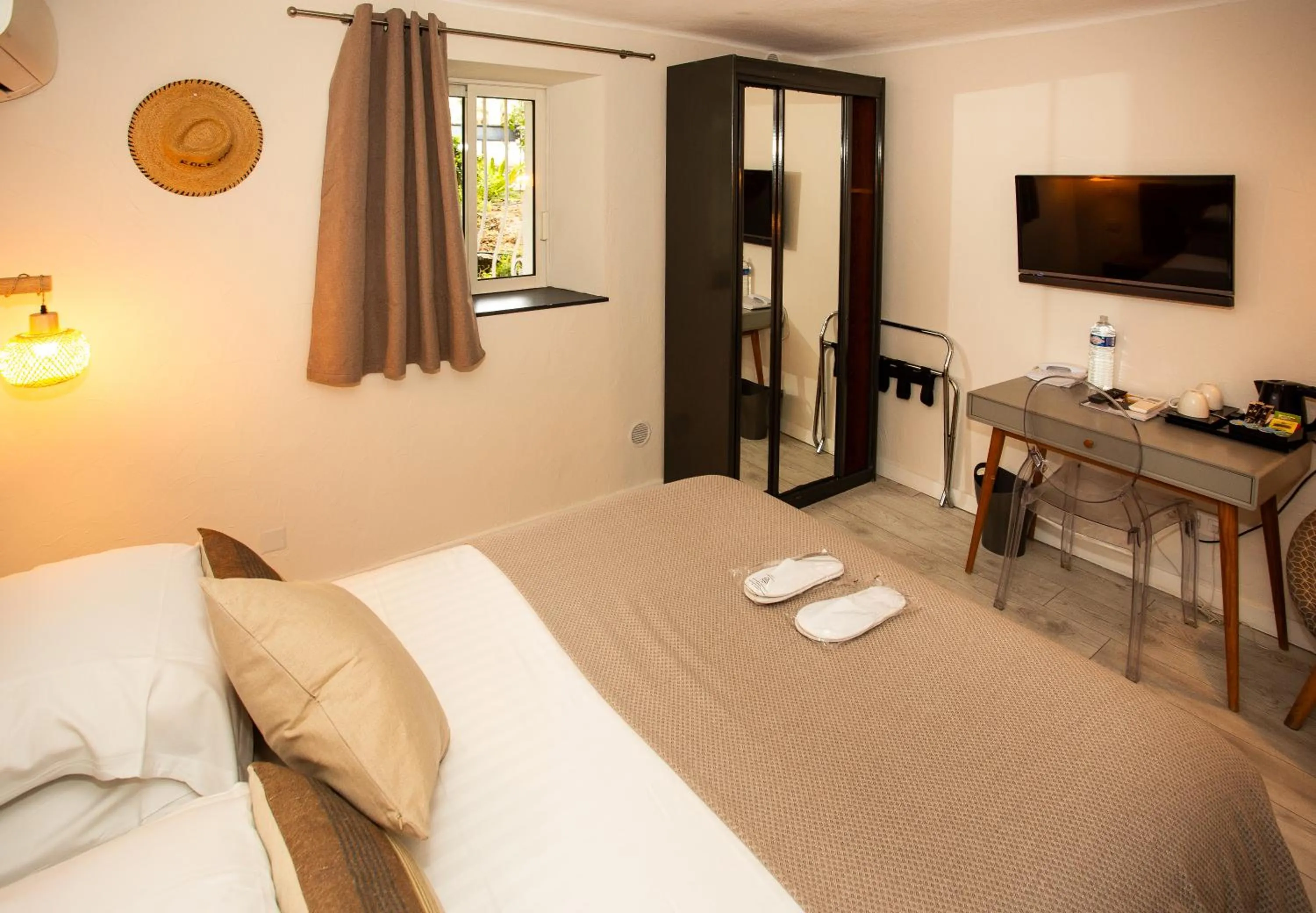 Bed in Villa Claudia Hotel Cannes Centre - Parking