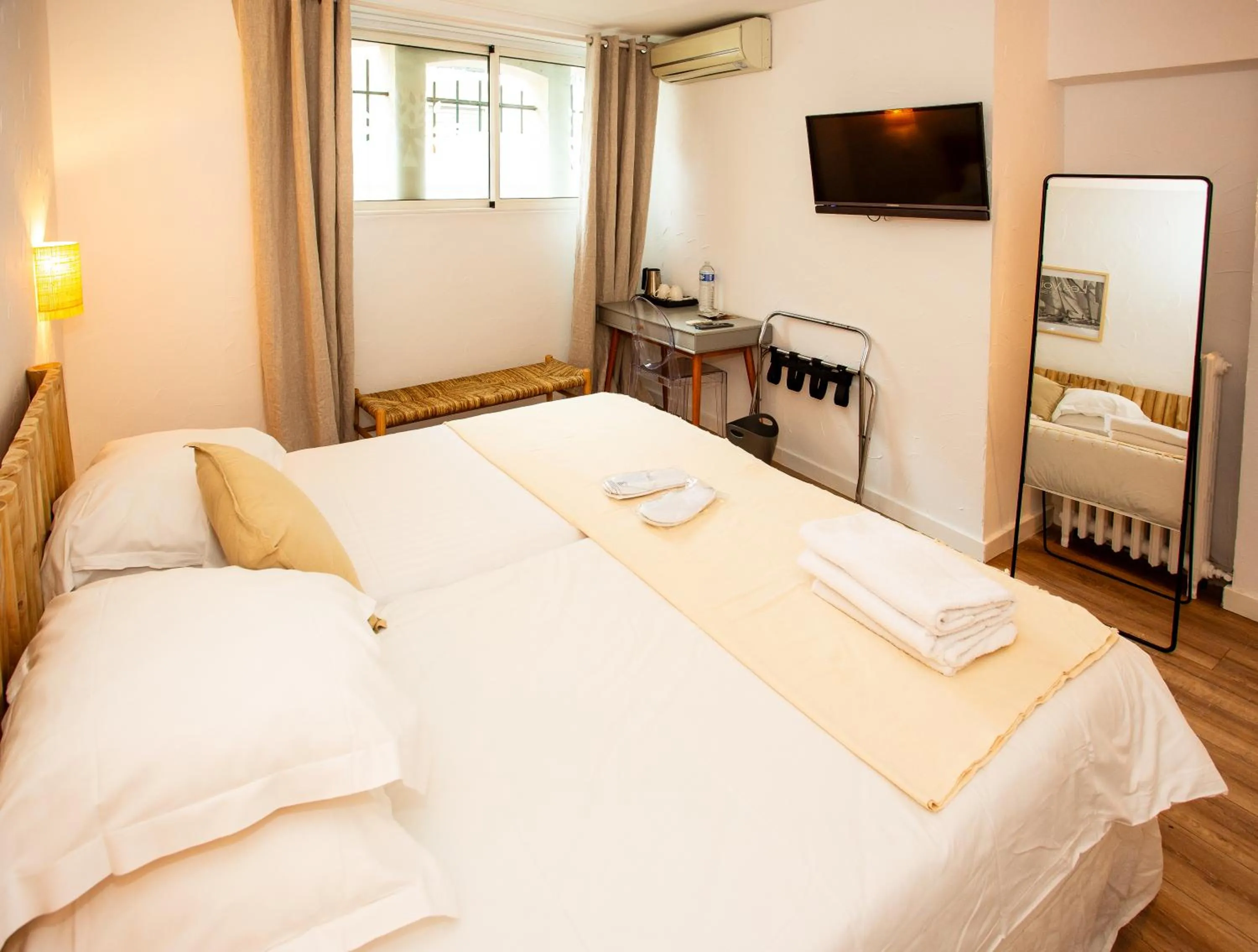 Bed in Villa Claudia Hotel Cannes Centre - Parking