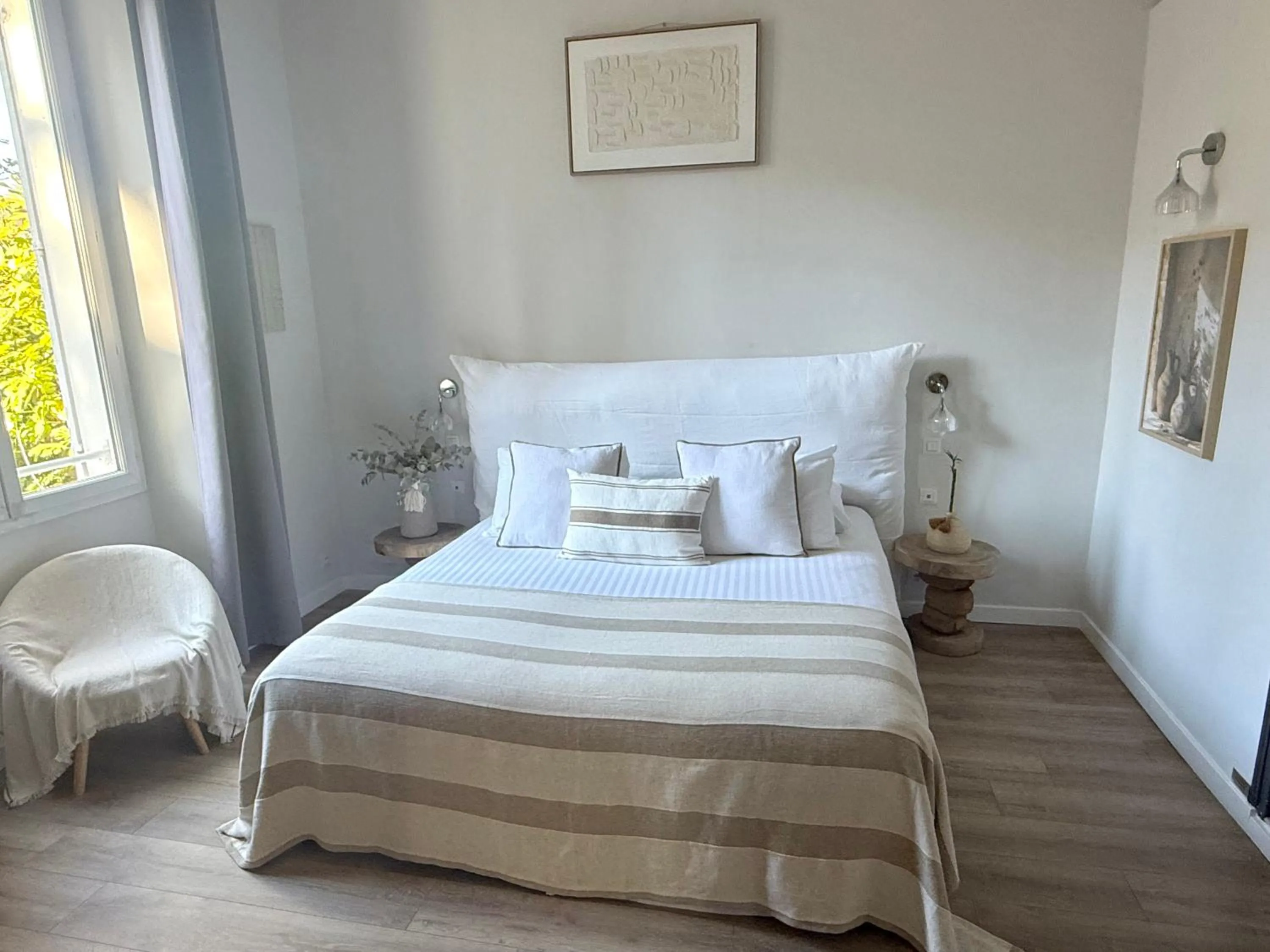 Bed in Villa Claudia Hotel Cannes Centre - Parking