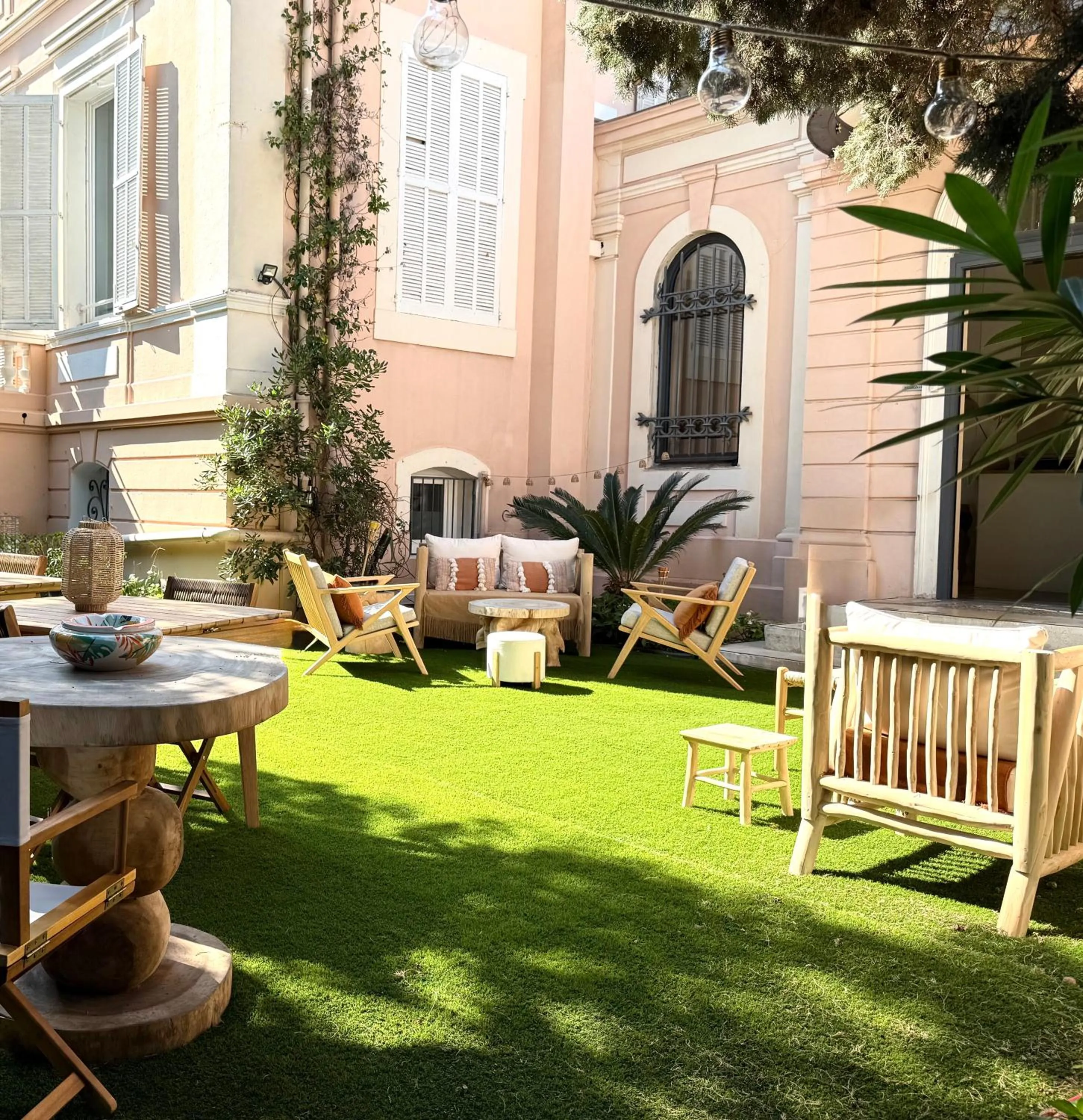 Property building in Villa Claudia Hotel Cannes Centre - Parking