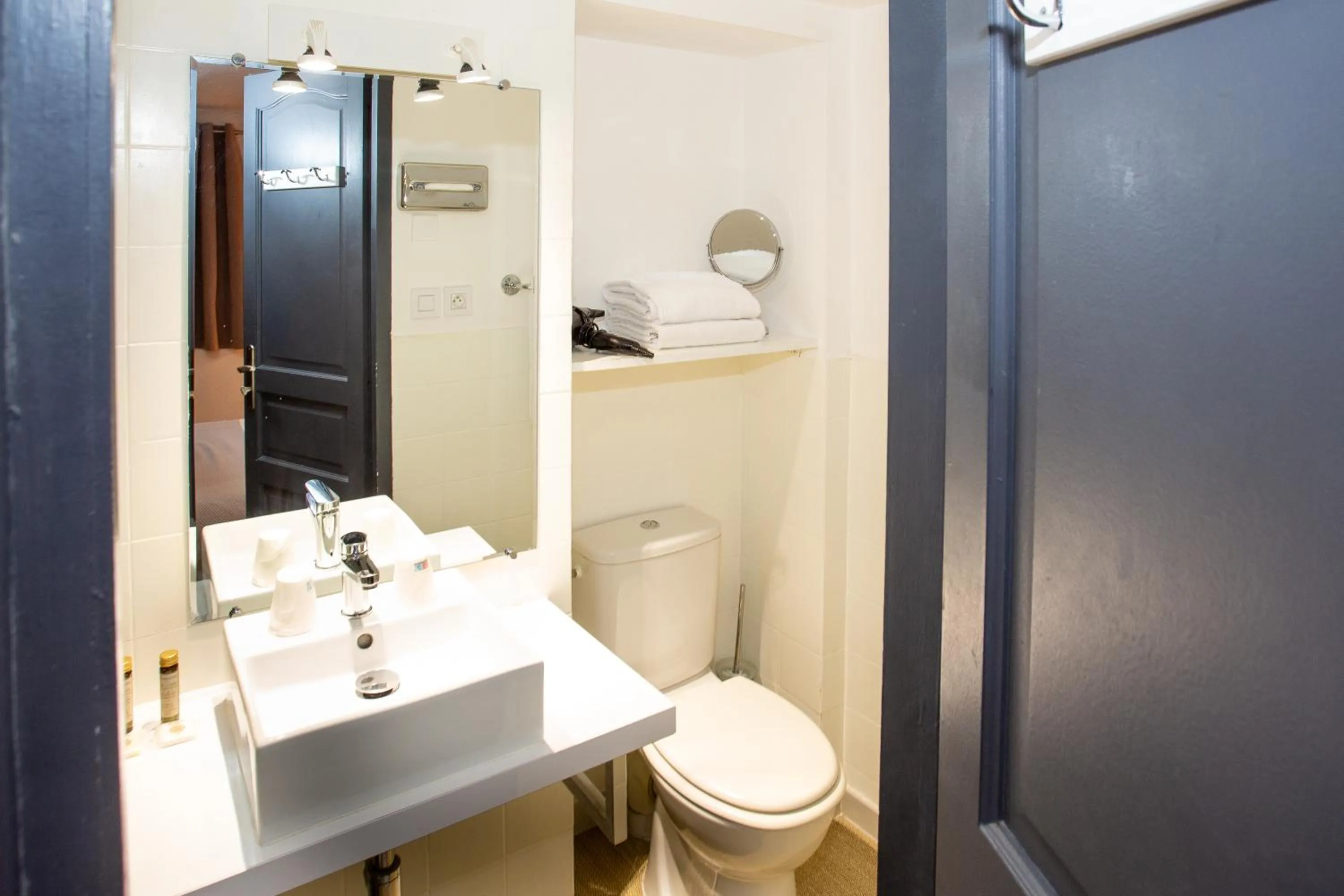 Shower in Villa Claudia Hotel Cannes Centre - Parking