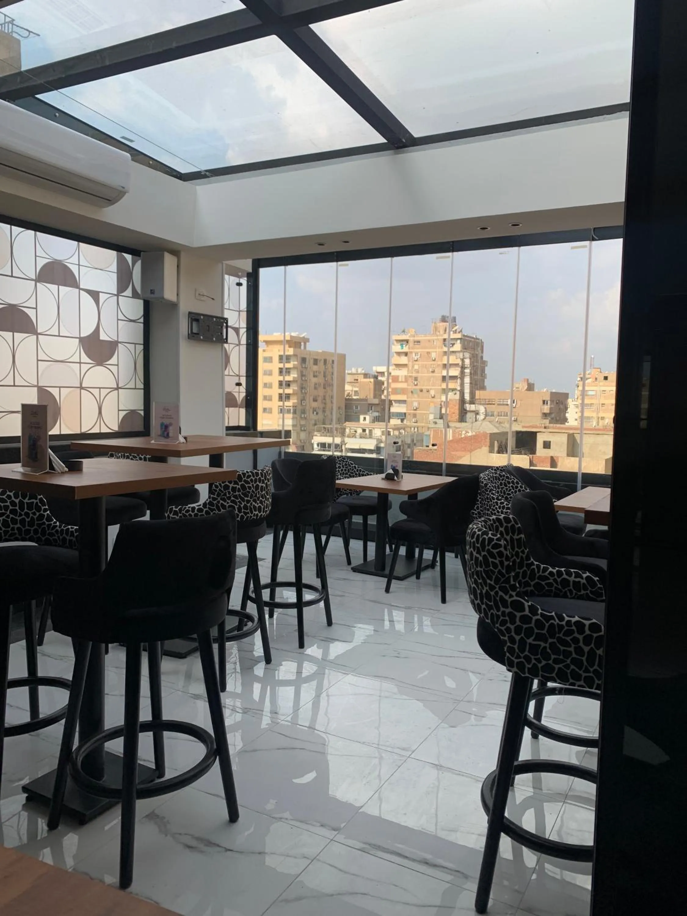 Restaurant/places to eat in Maxim Hotel